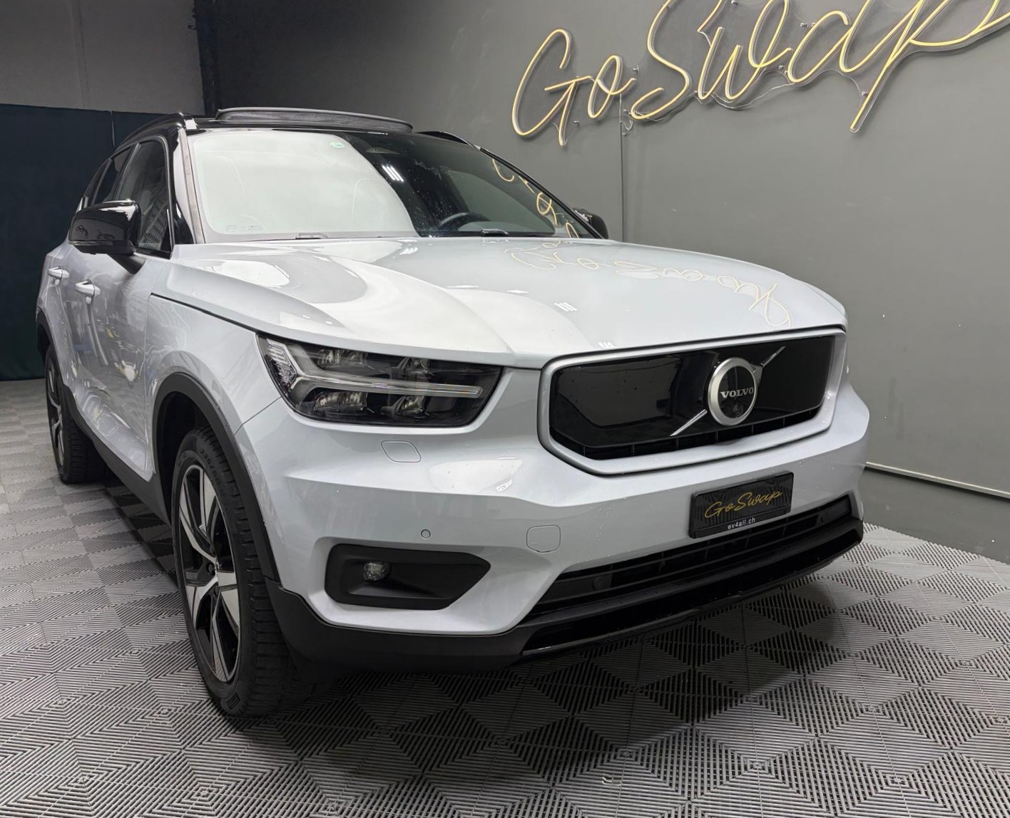 VOLVO XC40 P8 AWD Pure Electric R-Design - Attelage, toit ouvrant, Caméra 360-image-2