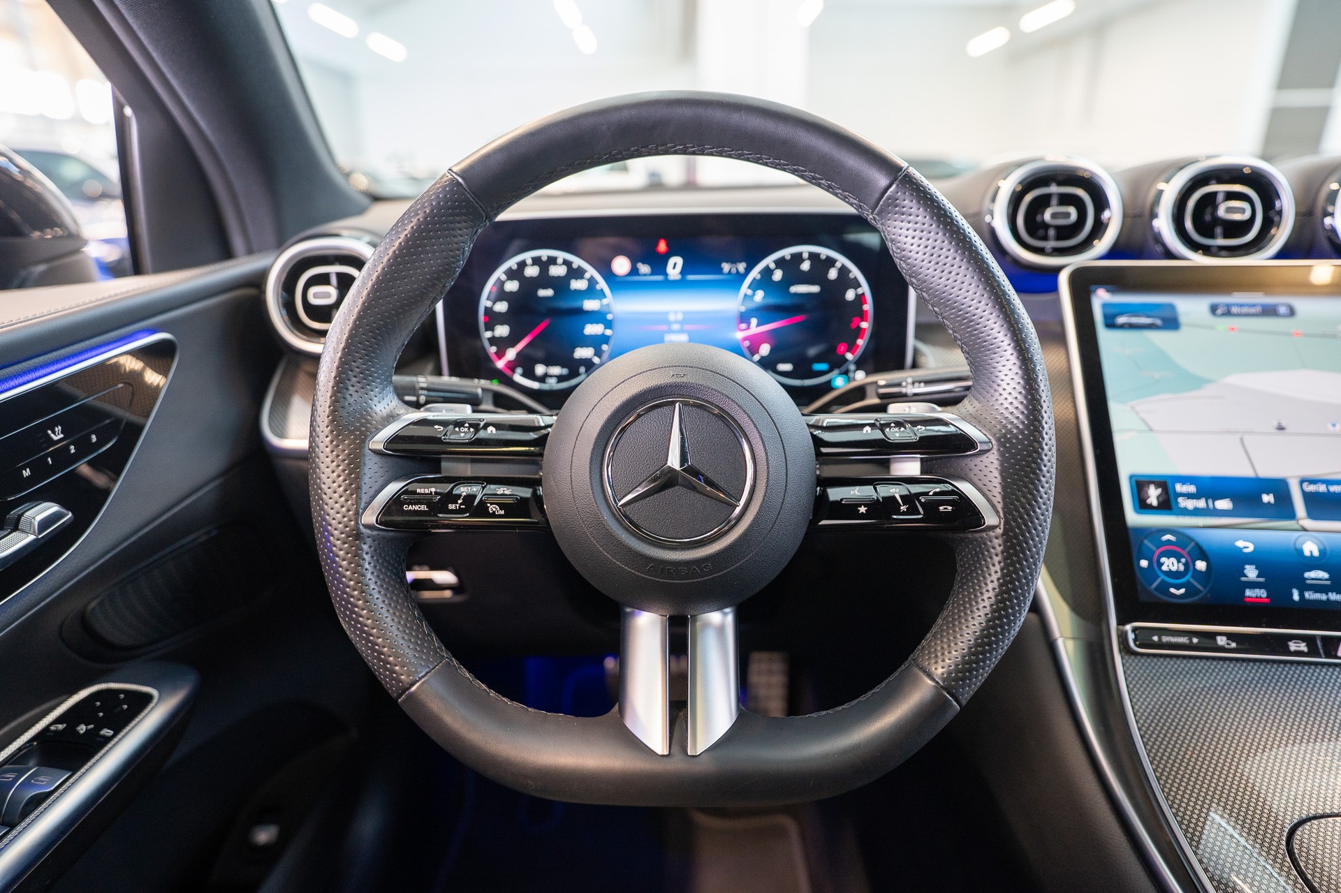 MERCEDES-BENZ GLC 200 AMG Line 4matic Coupé / Panorama-Schiebedach / Rückfahrkamera / AHK-image-16