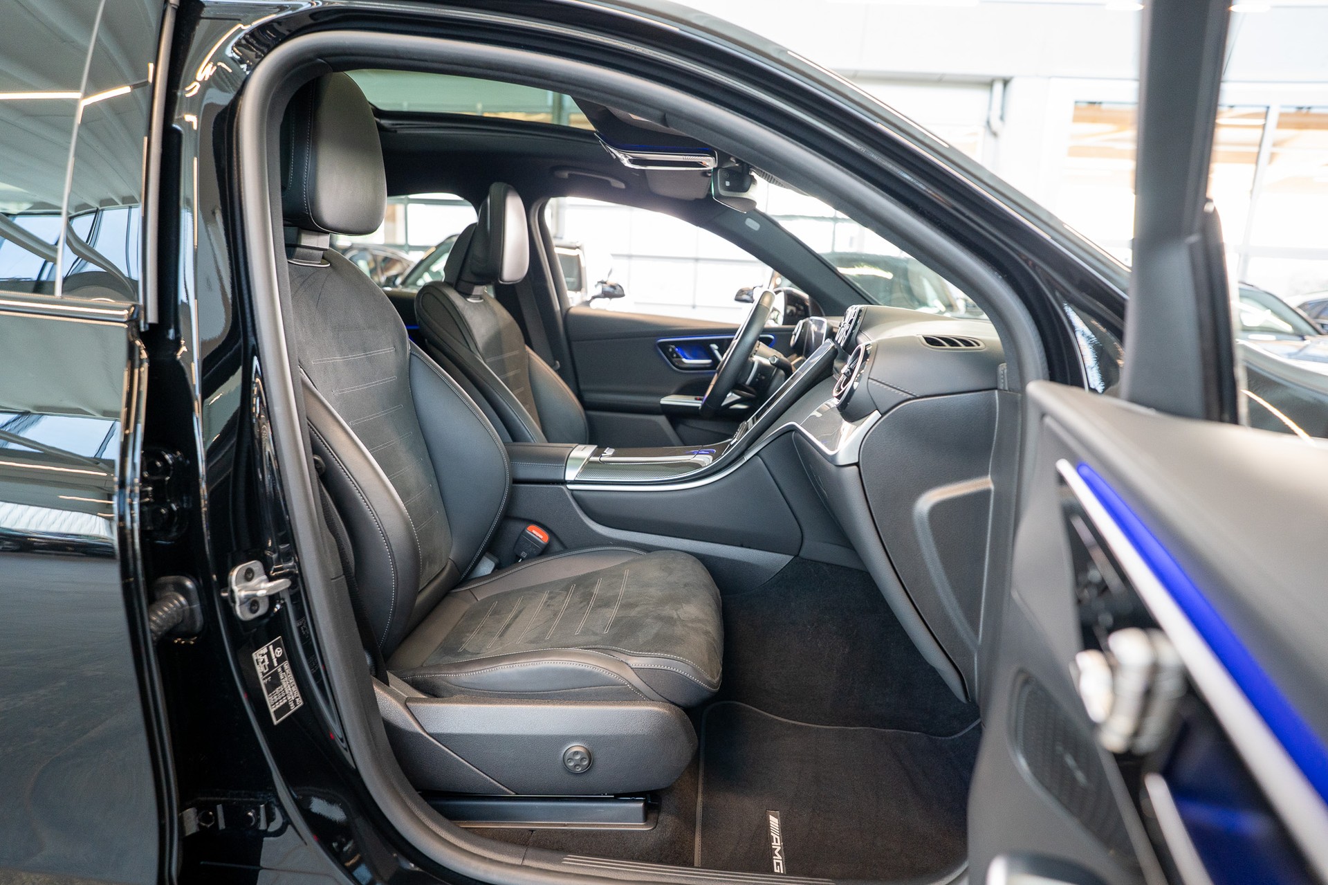MERCEDES-BENZ GLC 200 AMG Line 4matic Coupé / Panorama-Schiebedach / Rückfahrkamera / AHK-image-12