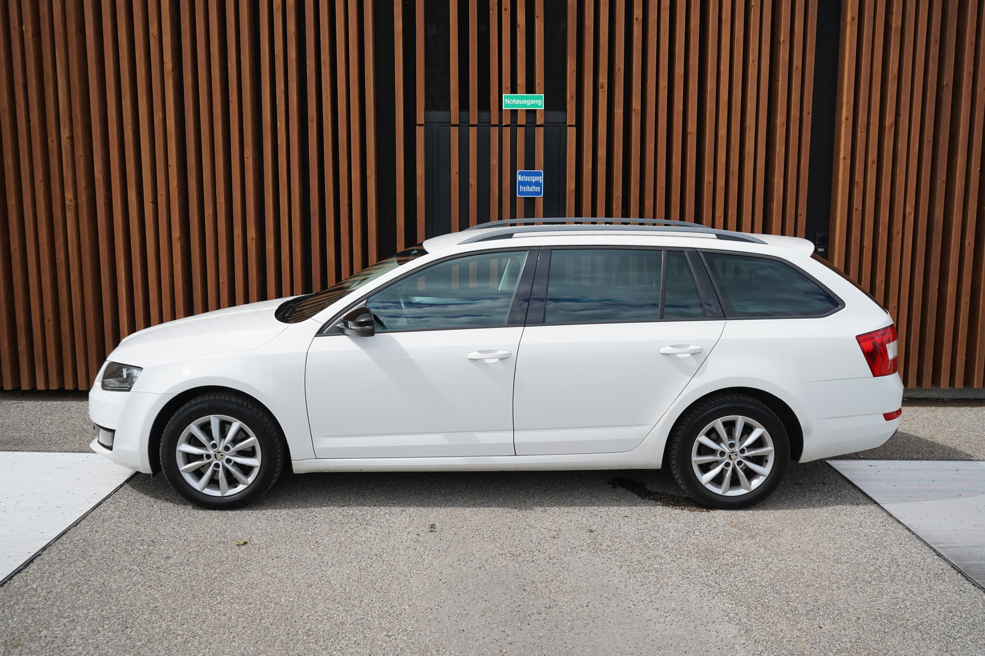 SKODA OCTAVIA COMBI 1.8 TSI ELEGANCE 4x4 DSG l 180 PS-image-3