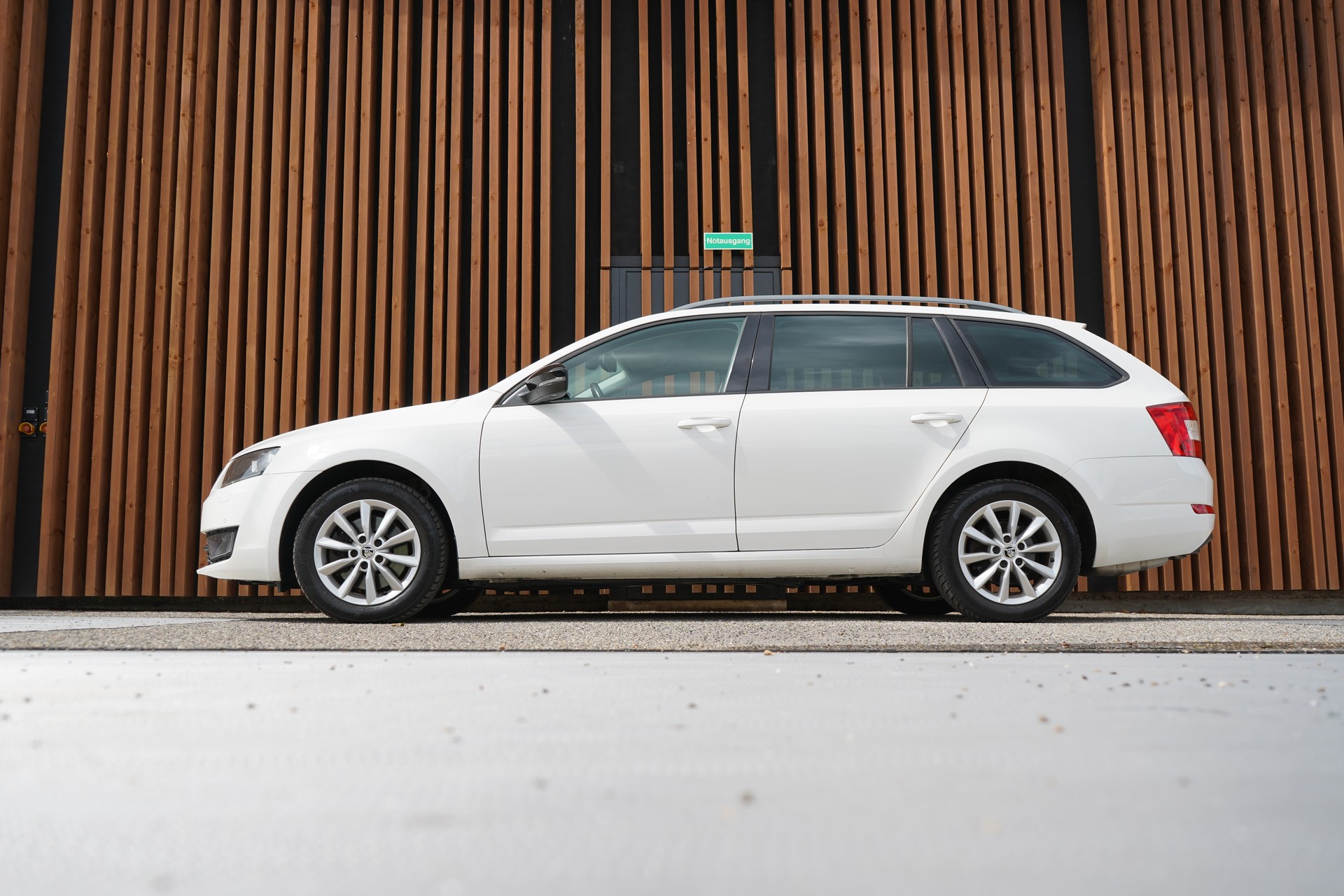 SKODA OCTAVIA COMBI 1.8 TSI ELEGANCE 4x4 DSG l 180 PS-image-1