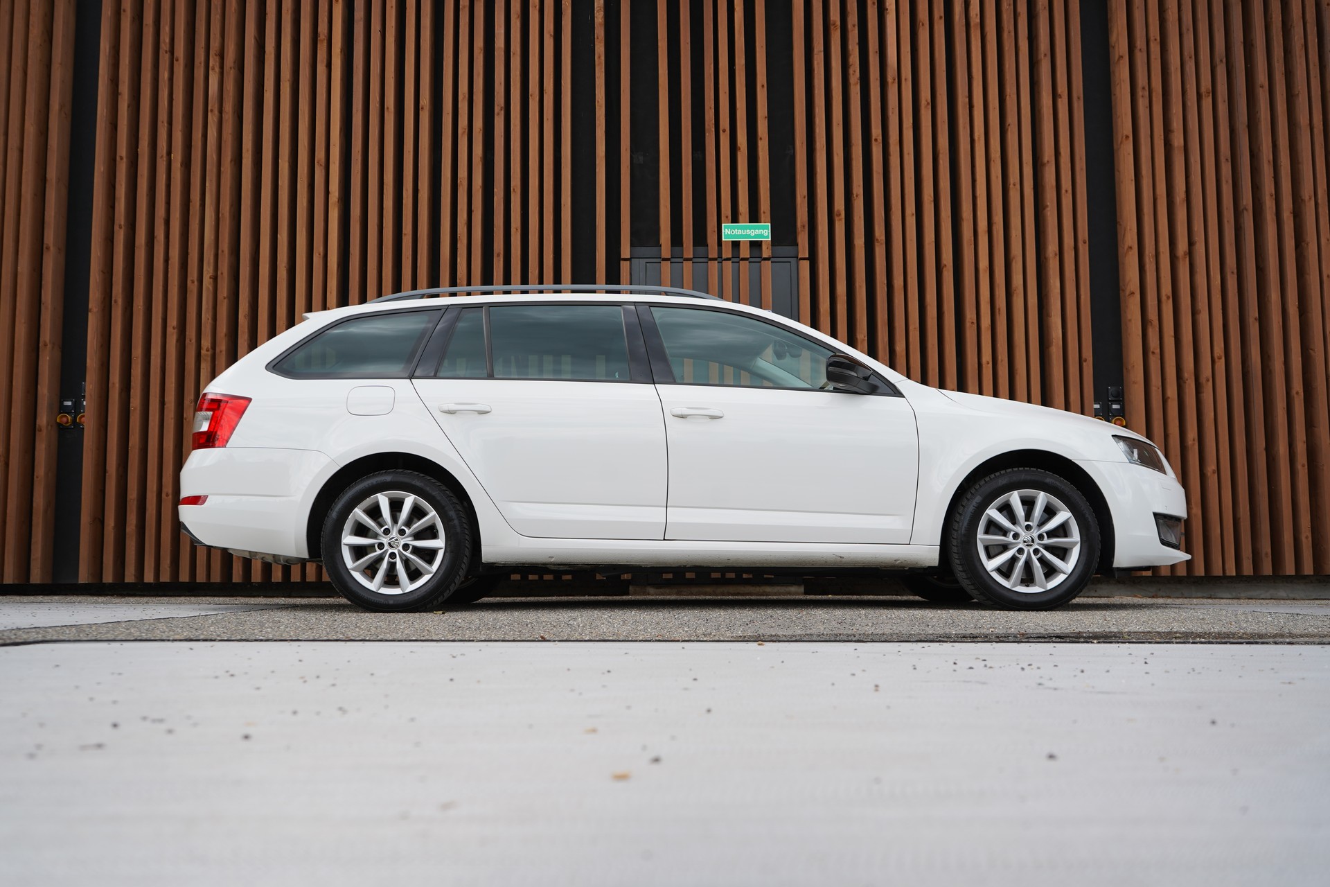 SKODA OCTAVIA COMBI 1.8 TSI ELEGANCE 4x4 DSG l 180 PS-image-0