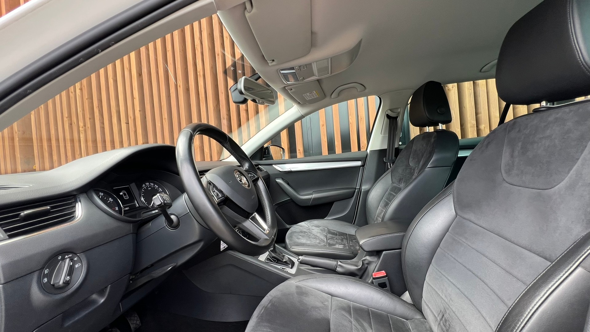 SKODA OCTAVIA COMBI 1.8 TSI ELEGANCE 4x4 DSG l 180 PS-image-21