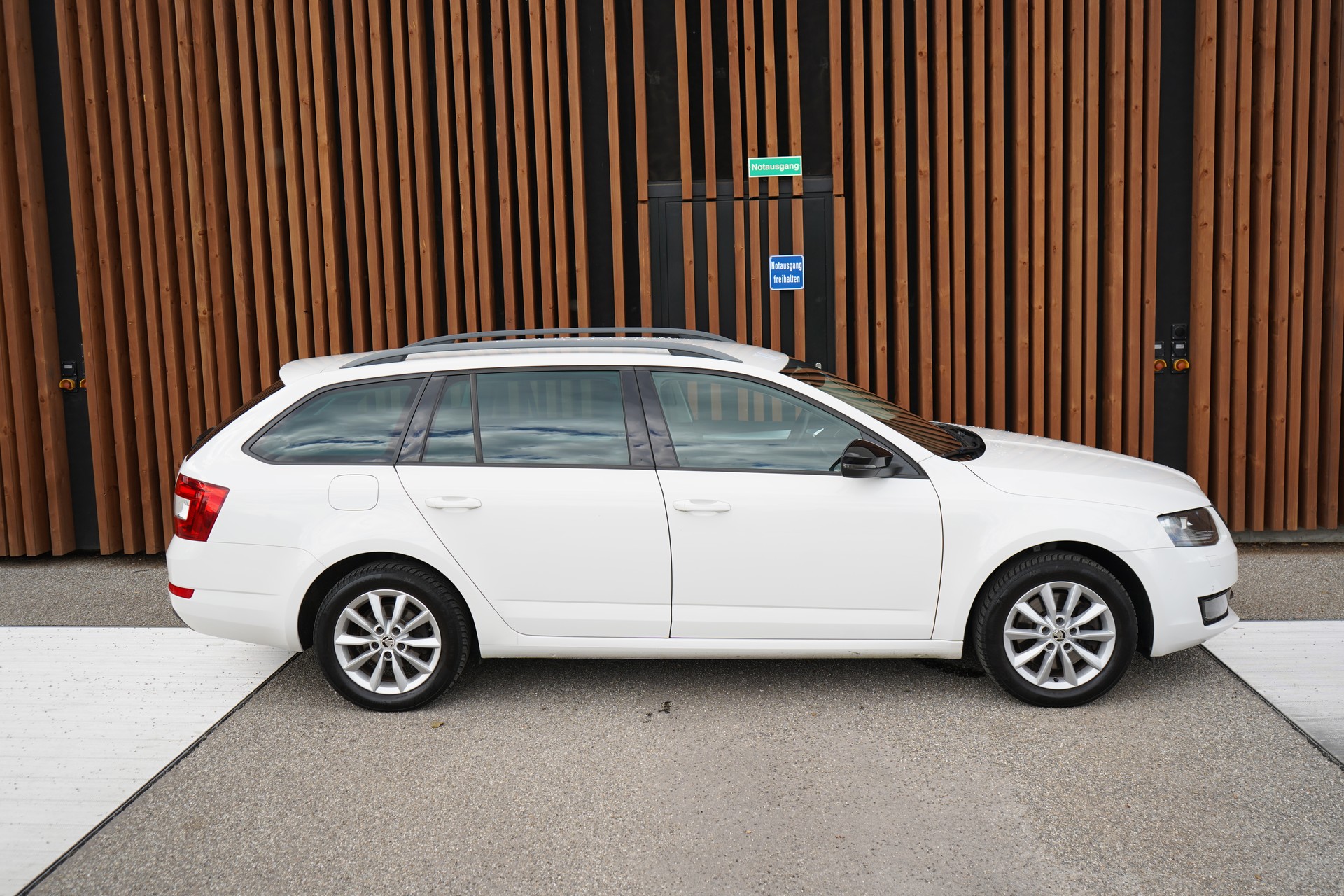 SKODA OCTAVIA COMBI 1.8 TSI ELEGANCE 4x4 DSG l 180 PS-image-2