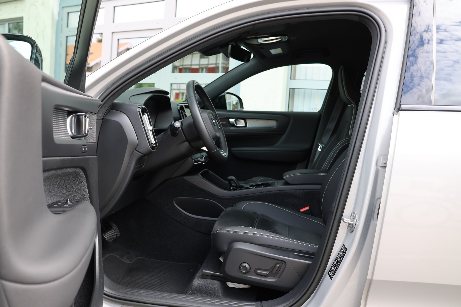 VOLVO XC40 B3 Benzin Mild Hybrid Plus Dark DCT-image-8