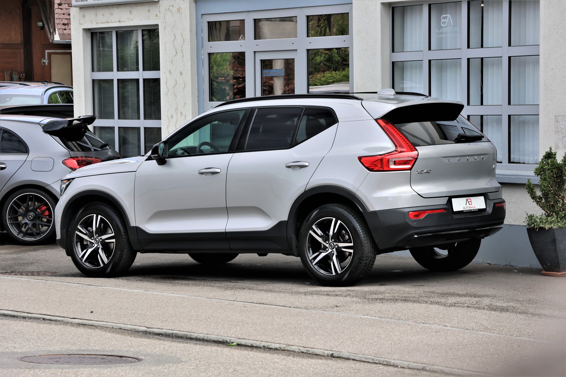 VOLVO XC40 B3 Benzin Mild Hybrid Plus Dark DCT-image-4