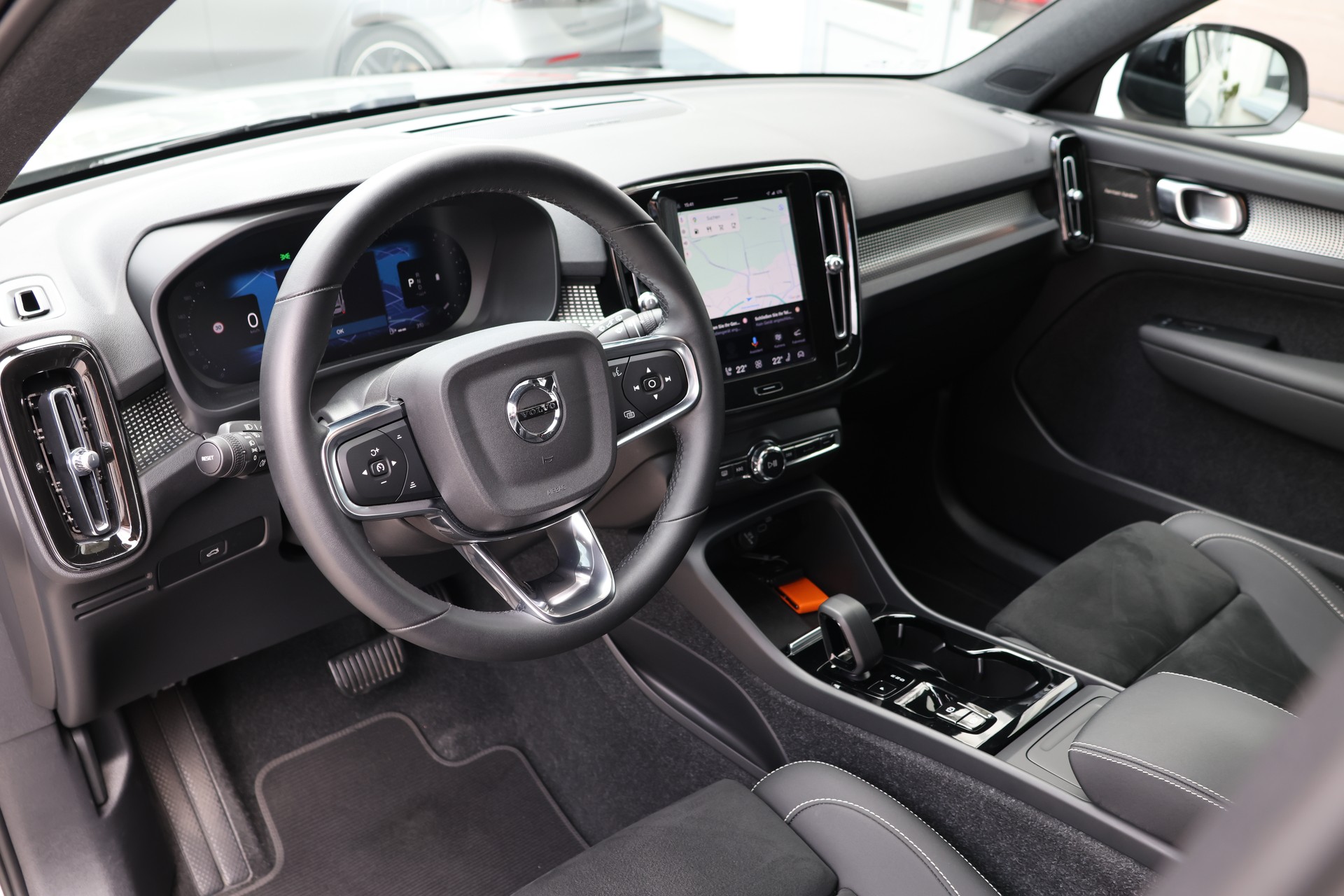 VOLVO XC40 B3 Benzin Mild Hybrid Plus Dark DCT-image-12