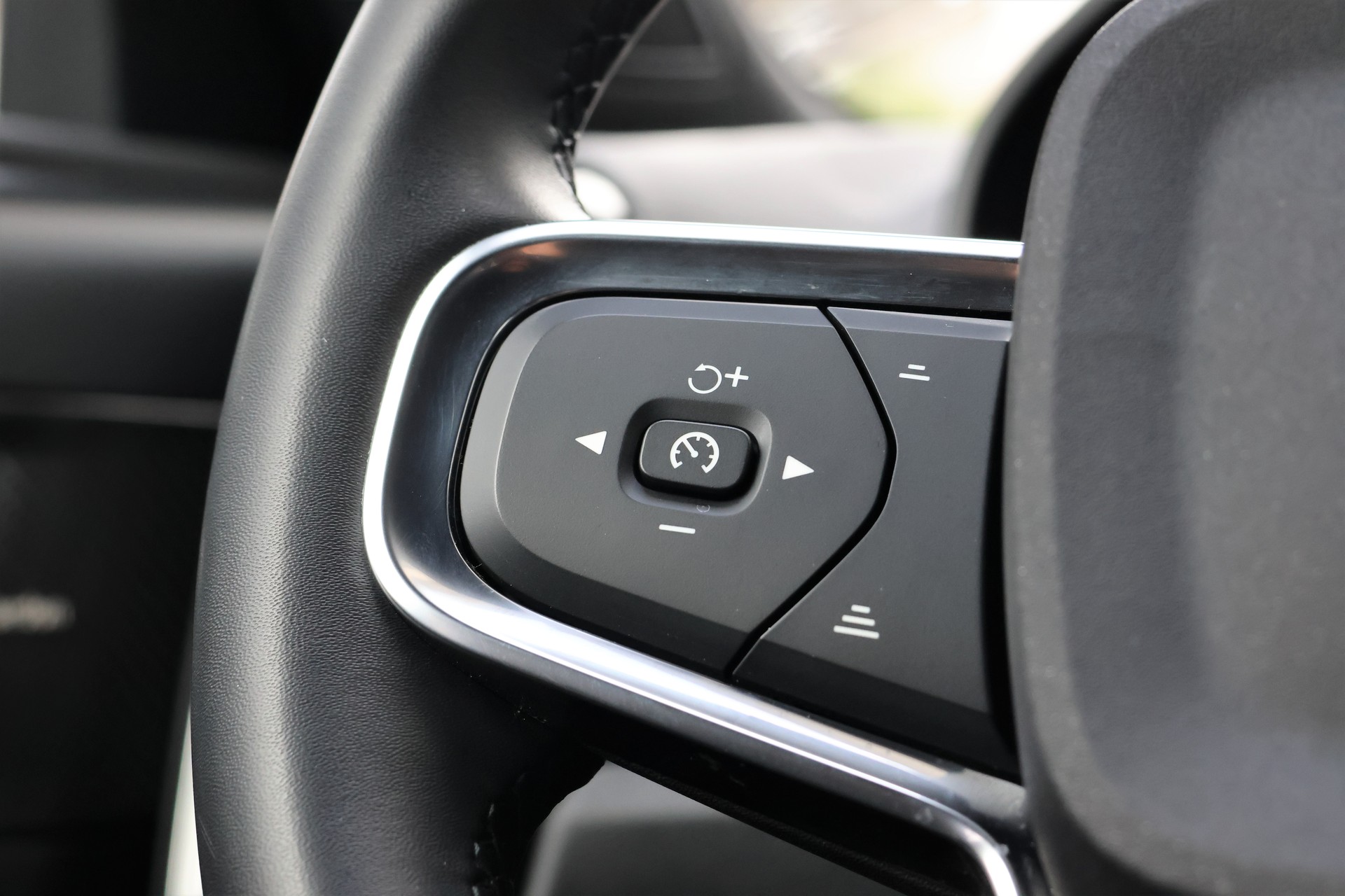 VOLVO XC40 B3 Benzin Mild Hybrid Plus Dark DCT-image-17