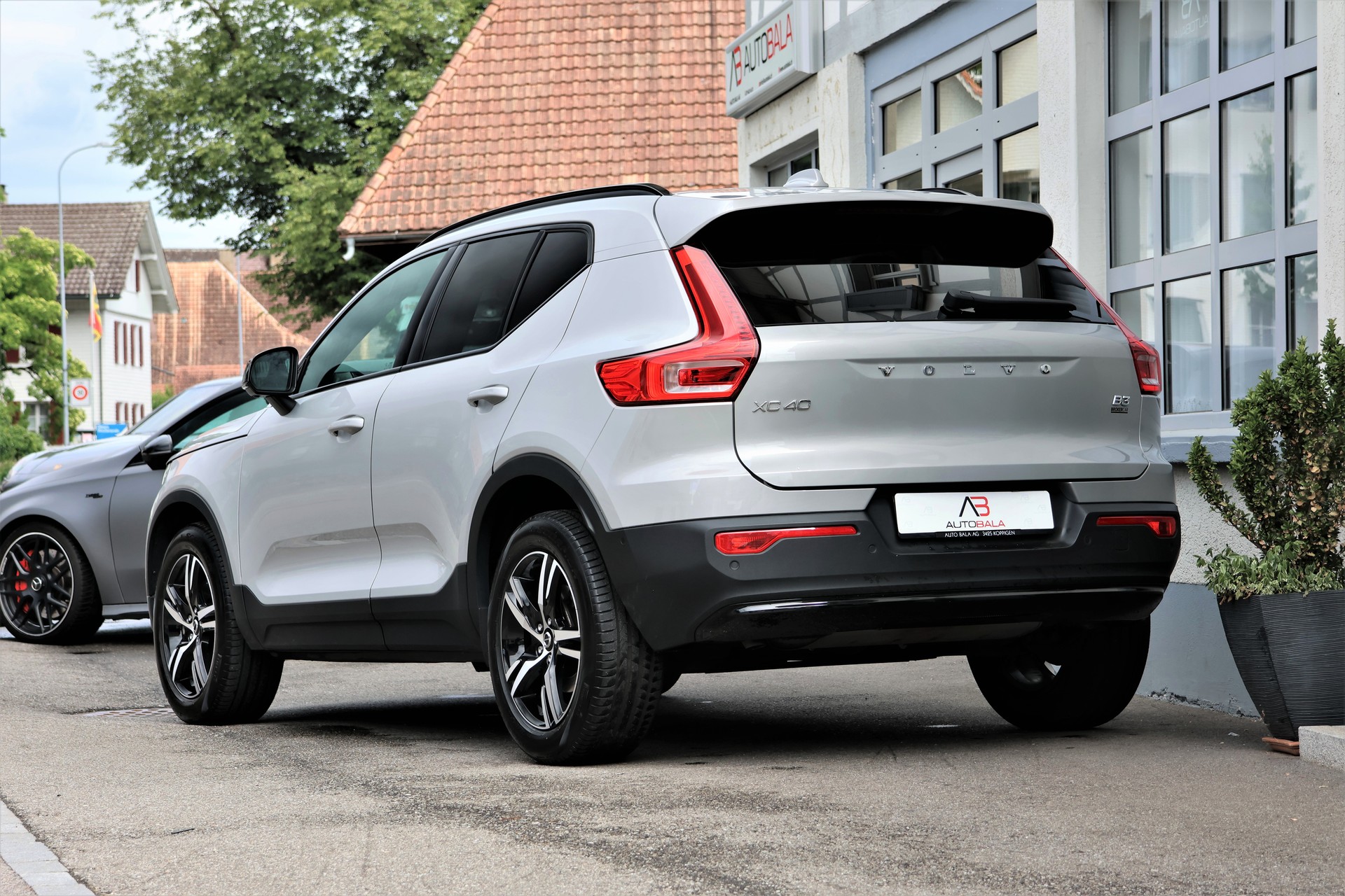 VOLVO XC40 B3 Benzin Mild Hybrid Plus Dark DCT-showroom-element-2