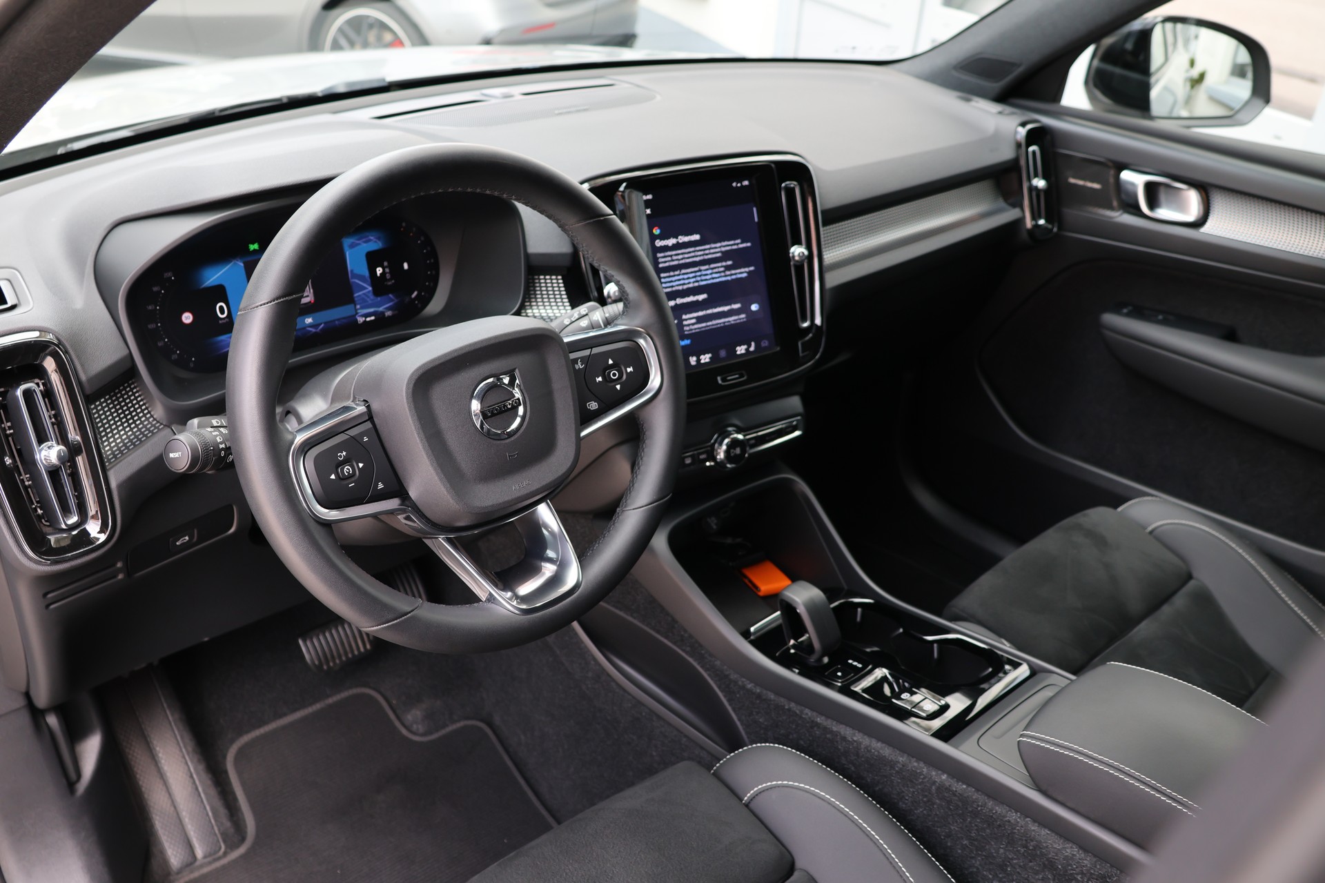 VOLVO XC40 B3 Benzin Mild Hybrid Plus Dark DCT-image-9