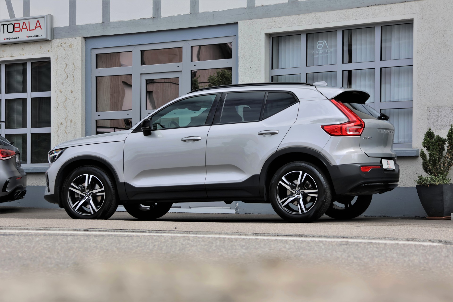 VOLVO XC40 B3 Benzin Mild Hybrid Plus Dark DCT-showroom-element-3