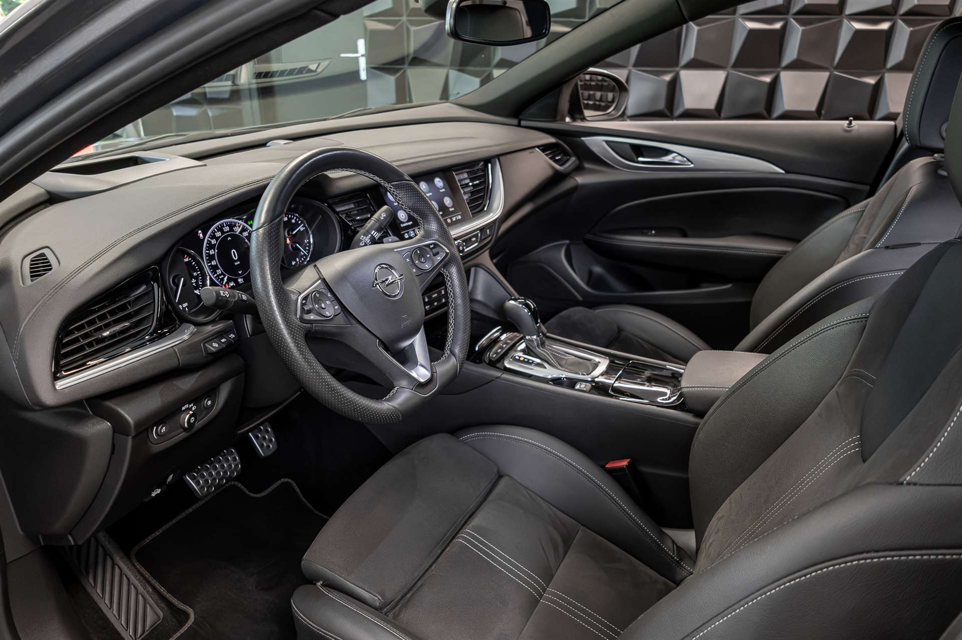 OPEL Insignia 2.0 T GSi 4WD Automatic-image-13