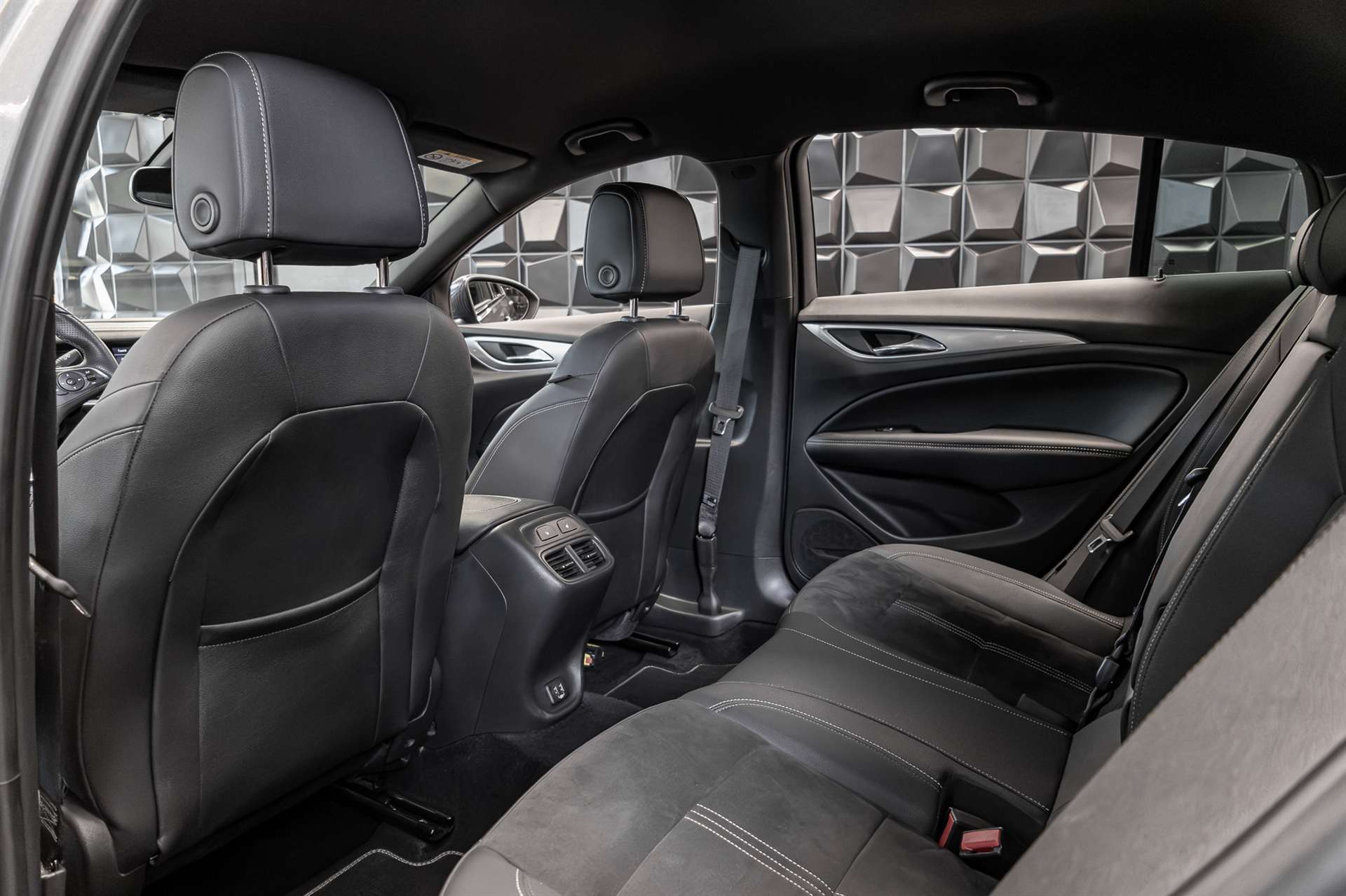 OPEL Insignia 2.0 T GSi 4WD Automatic-image-22