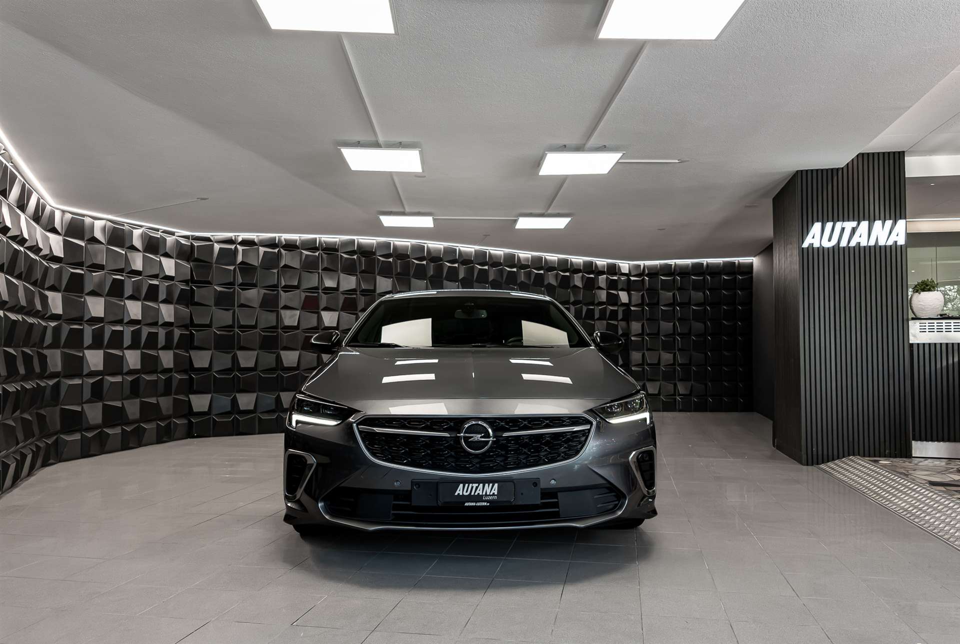 OPEL Insignia 2.0 T GSi 4WD Automatic-image-3