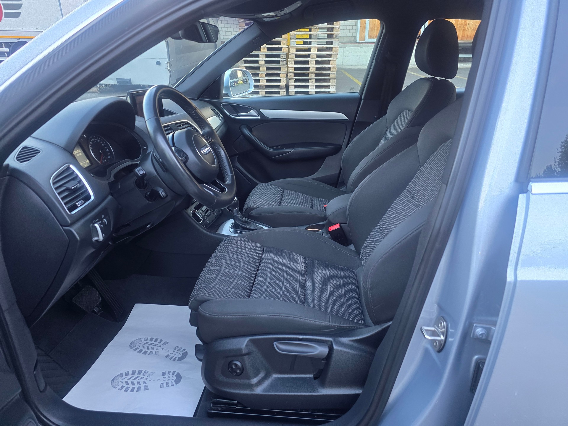 AUDI Q3 2.0 TDI quattro S-tronic-image-10