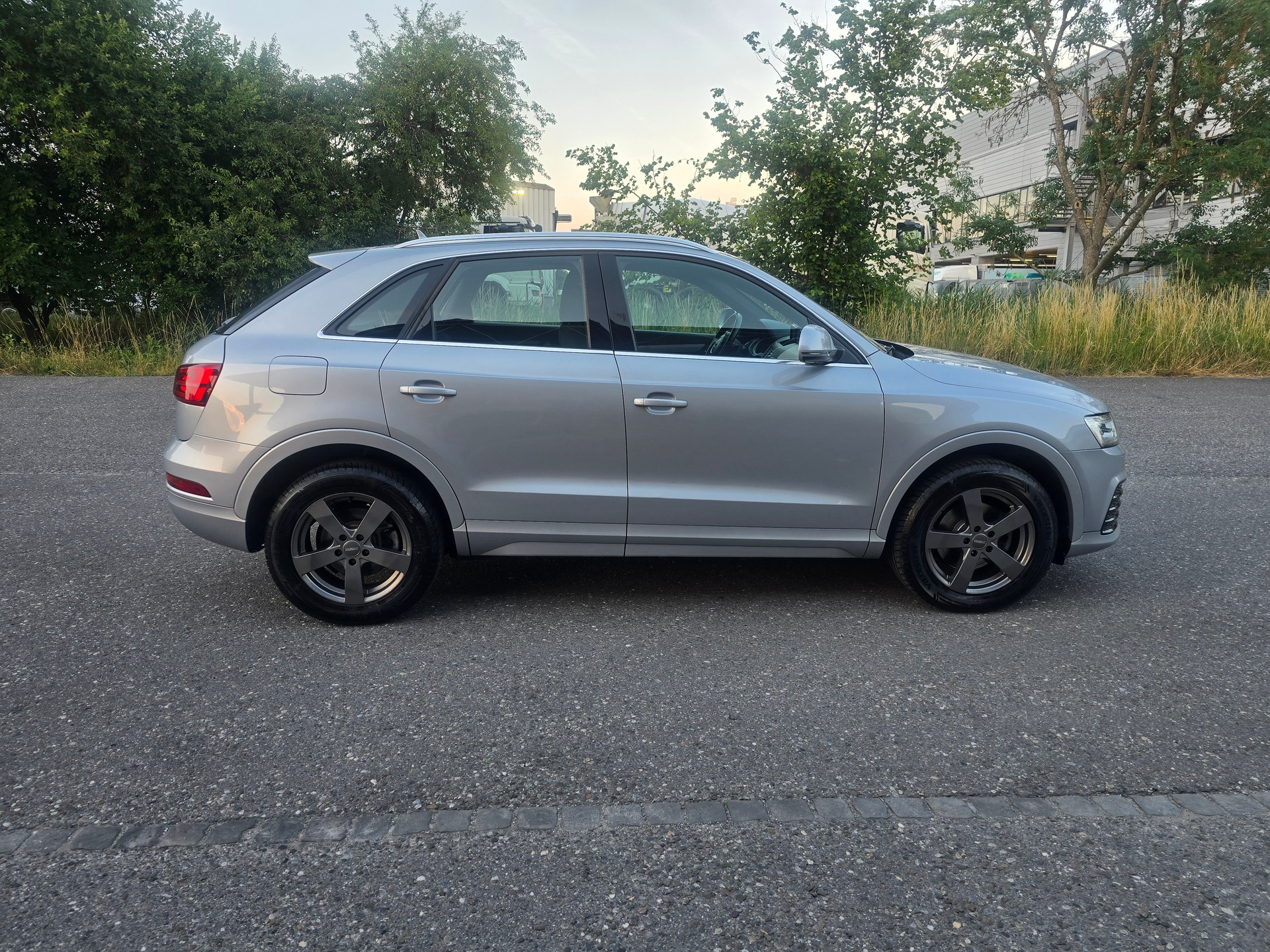 AUDI Q3 2.0 TDI quattro S-tronic-image-8