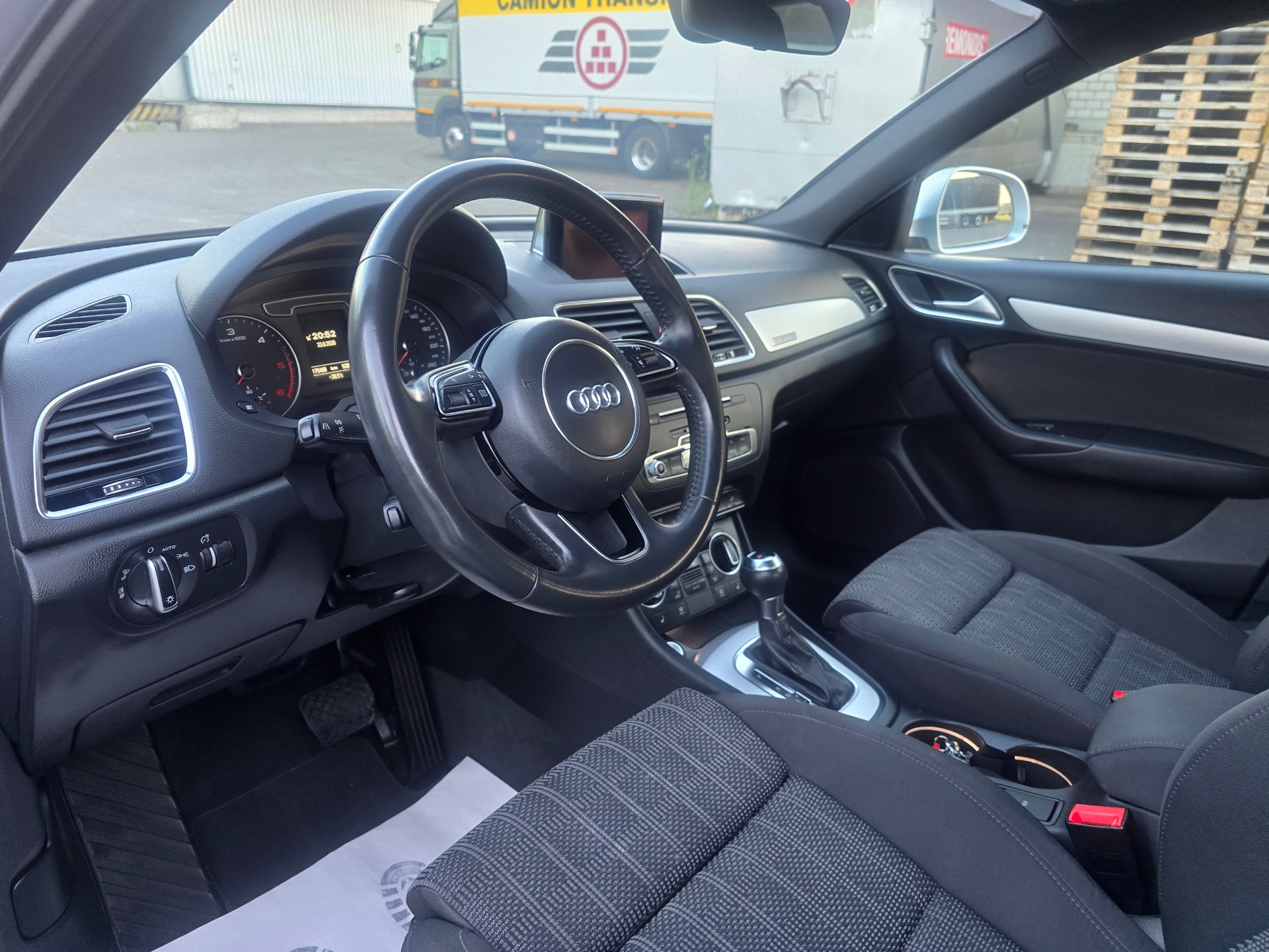 AUDI Q3 2.0 TDI quattro S-tronic-image-11
