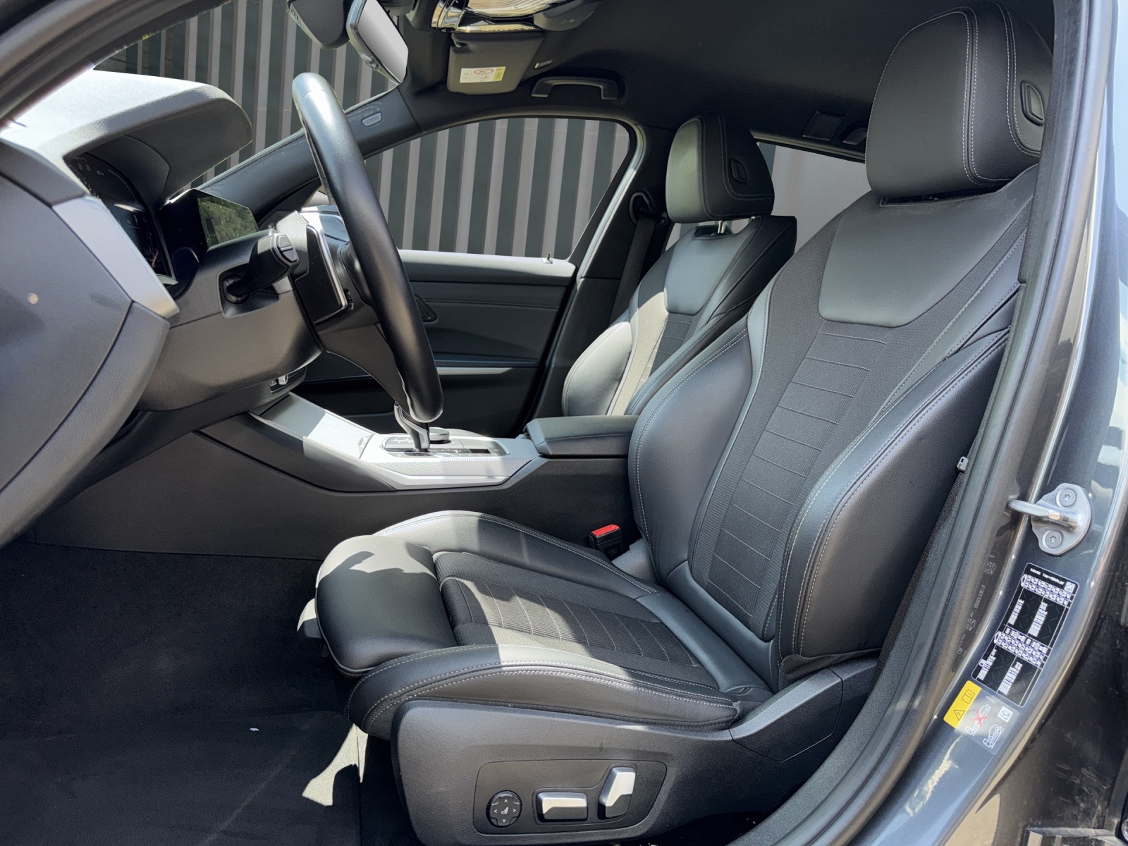 BMW 320e xDrive Touring HARMAN/KARDON SURROUND SOUND SYSTEM-image-18