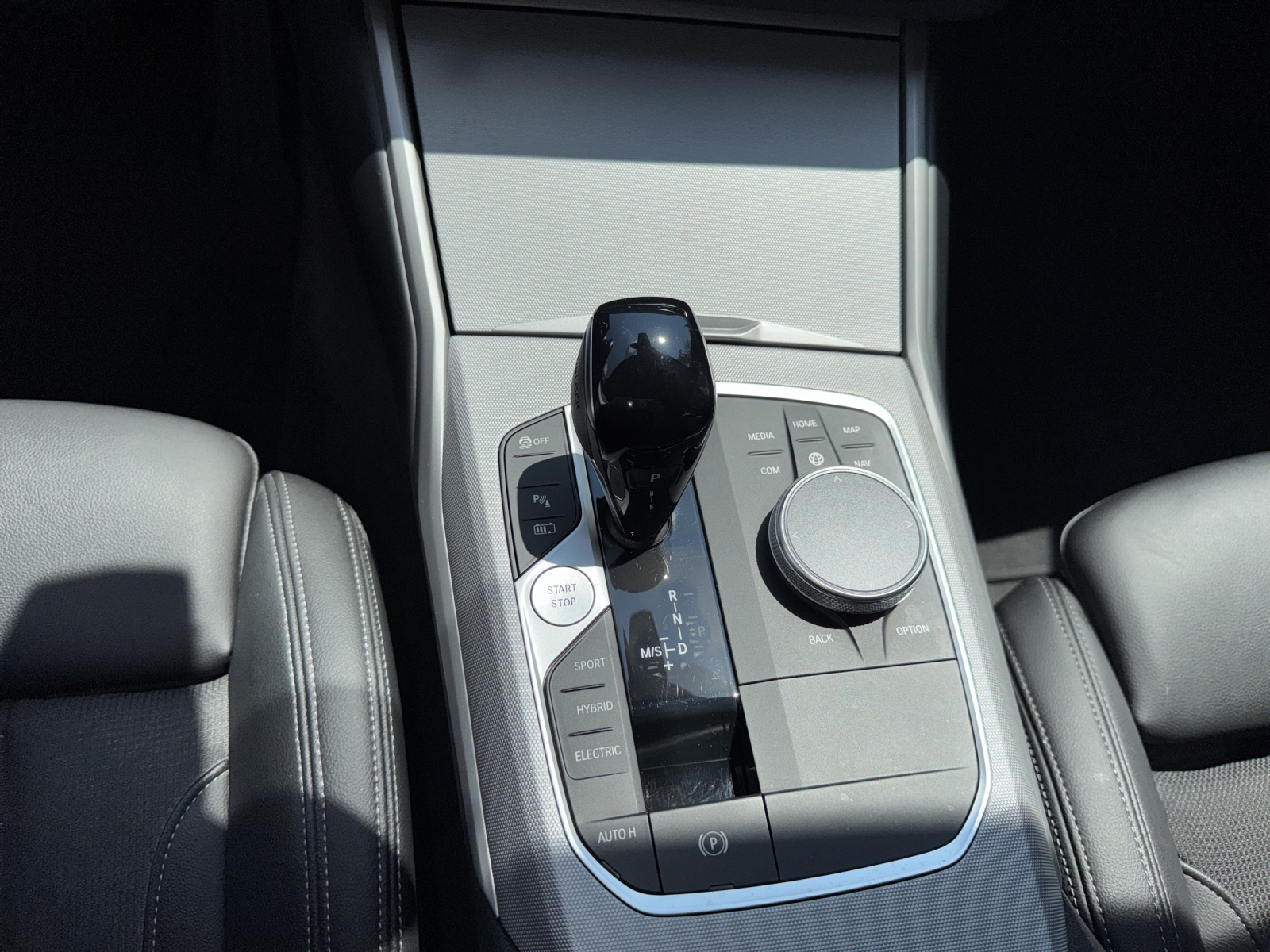 BMW 320e xDrive Touring HARMAN/KARDON SURROUND SOUND SYSTEM-image-14