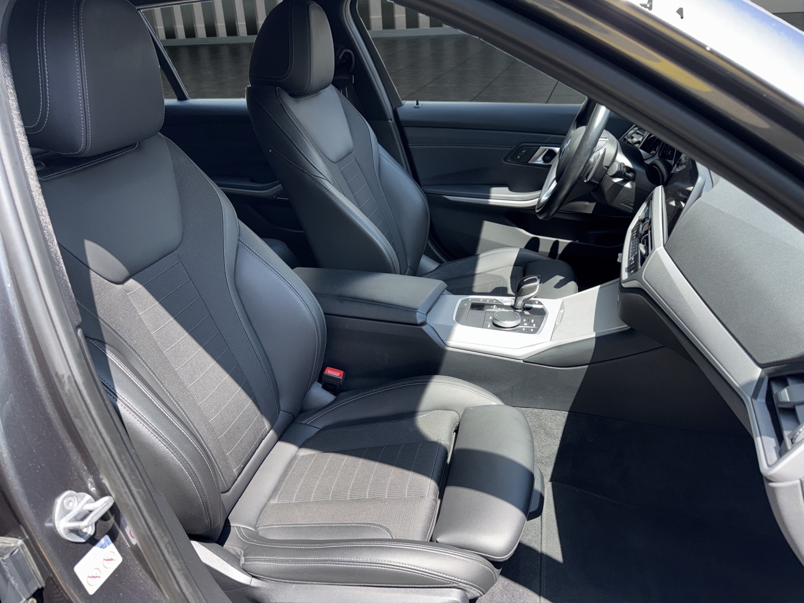 BMW 320e xDrive Touring HARMAN/KARDON SURROUND SOUND SYSTEM-image-19