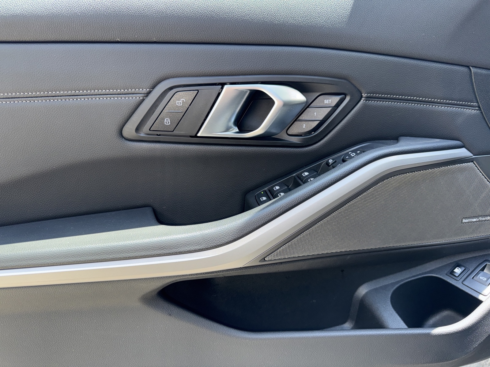 BMW 320e xDrive Touring HARMAN/KARDON SURROUND SOUND SYSTEM-image-17