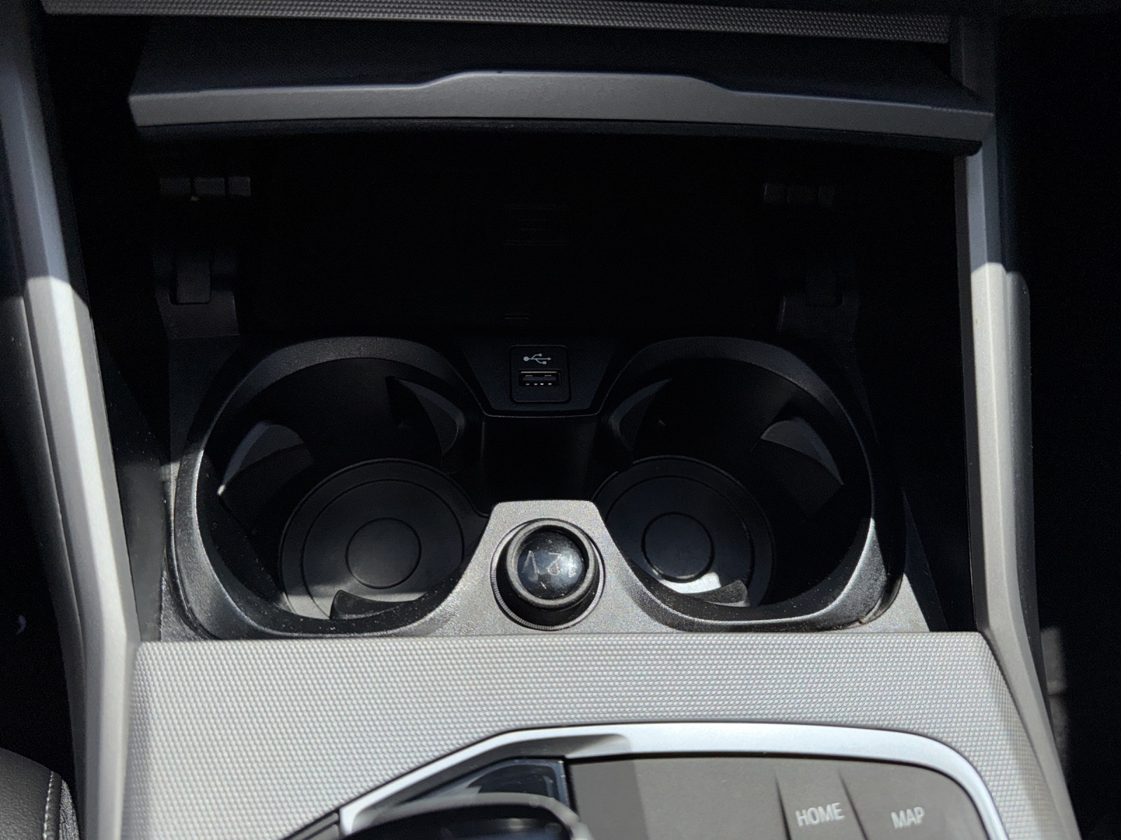 BMW 320e xDrive Touring HARMAN/KARDON SURROUND SOUND SYSTEM-image-16