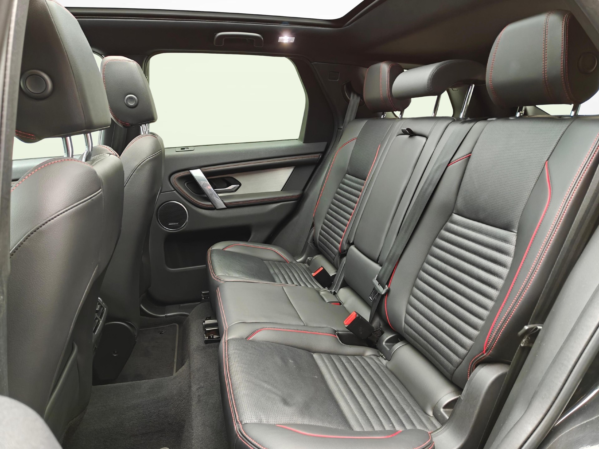 LAND ROVER Discovery Sport 1.5 T 300e R-Dynamic SE-image-10