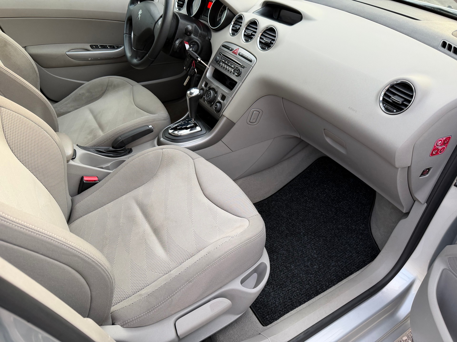 PEUGEOT 308 1.6 16V VTI Sport Automatic-image-12