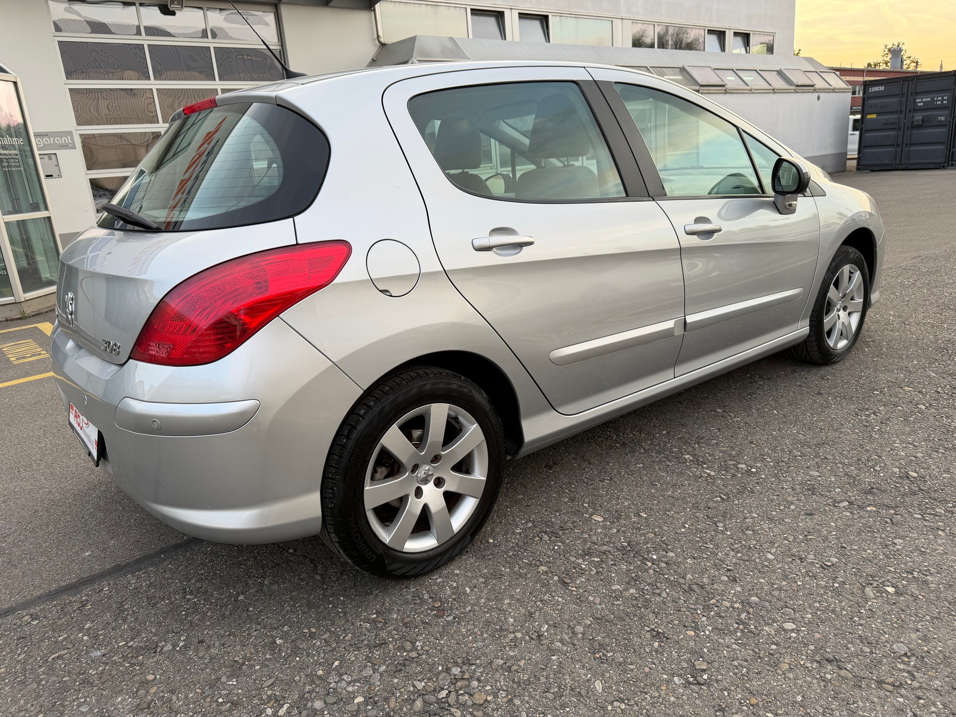 PEUGEOT 308 1.6 16V VTI Sport Automatic-image-4