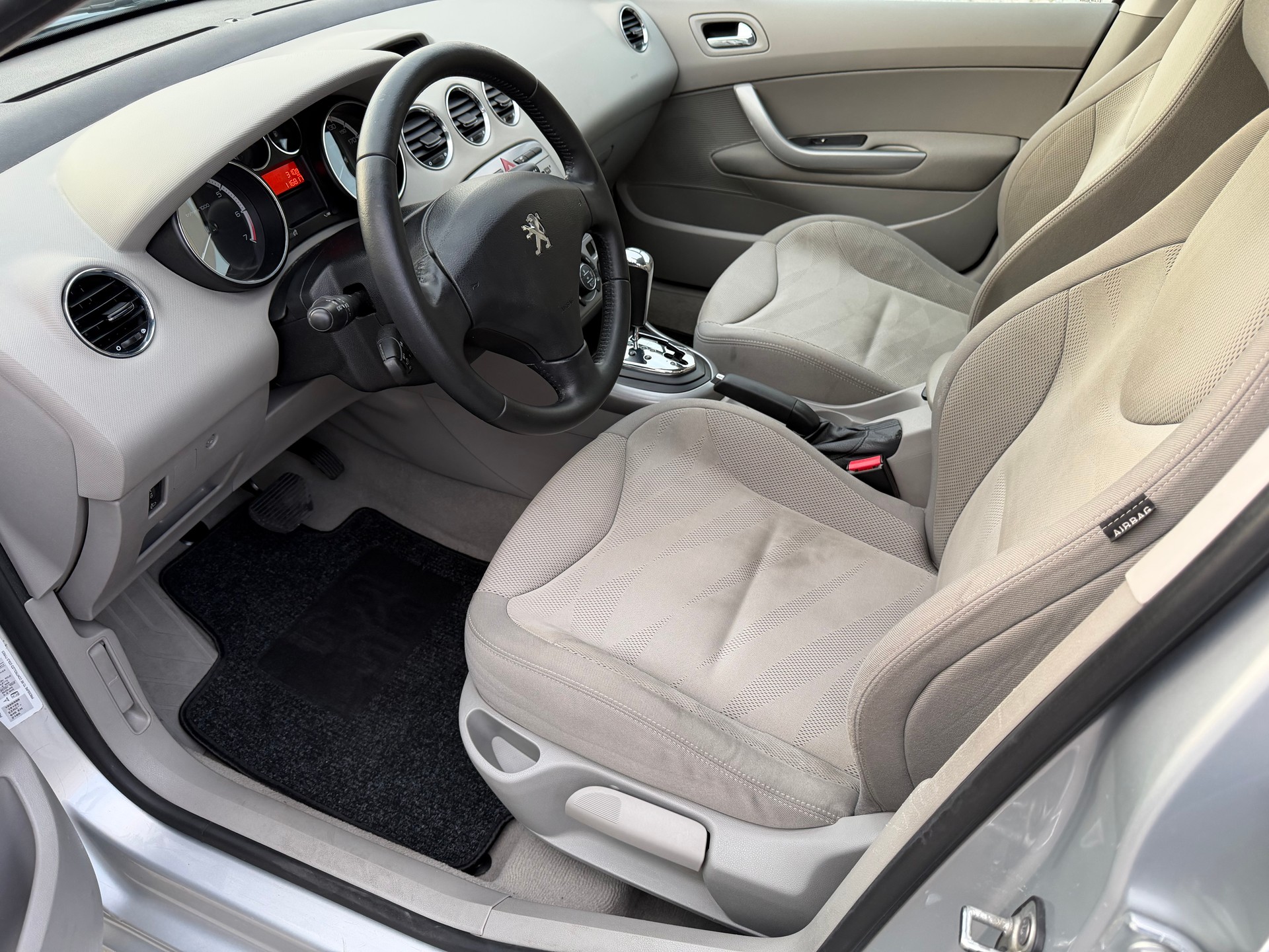 PEUGEOT 308 1.6 16V VTI Sport Automatic-image-7