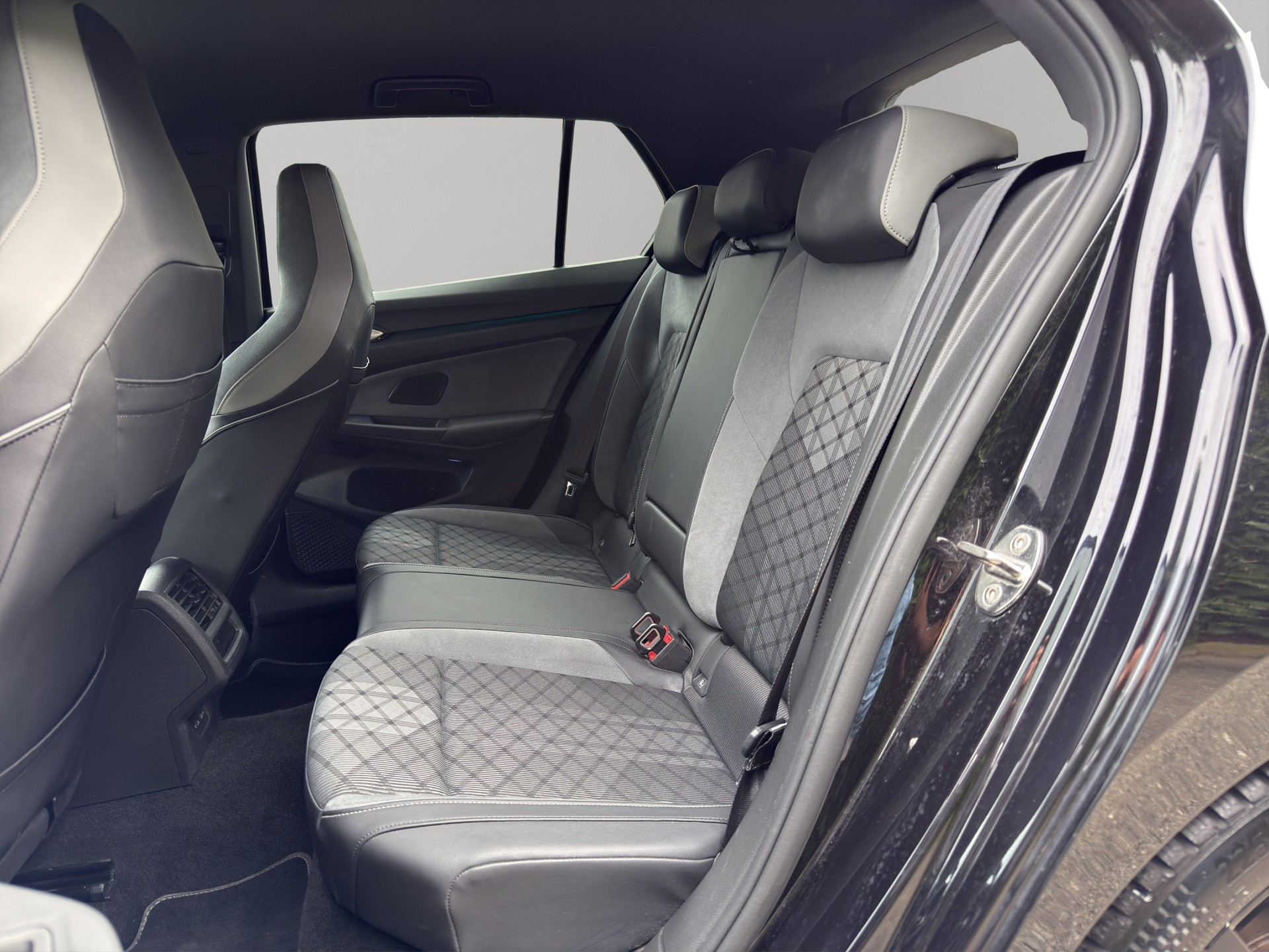VW Golf 1.5 eTSI mHEV ACT R-Line DSG-image-11