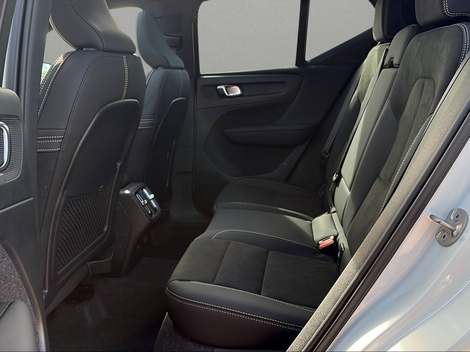 VOLVO XC40 B3 Benzin Mild Hybrid Plus Dark DCT-image-6