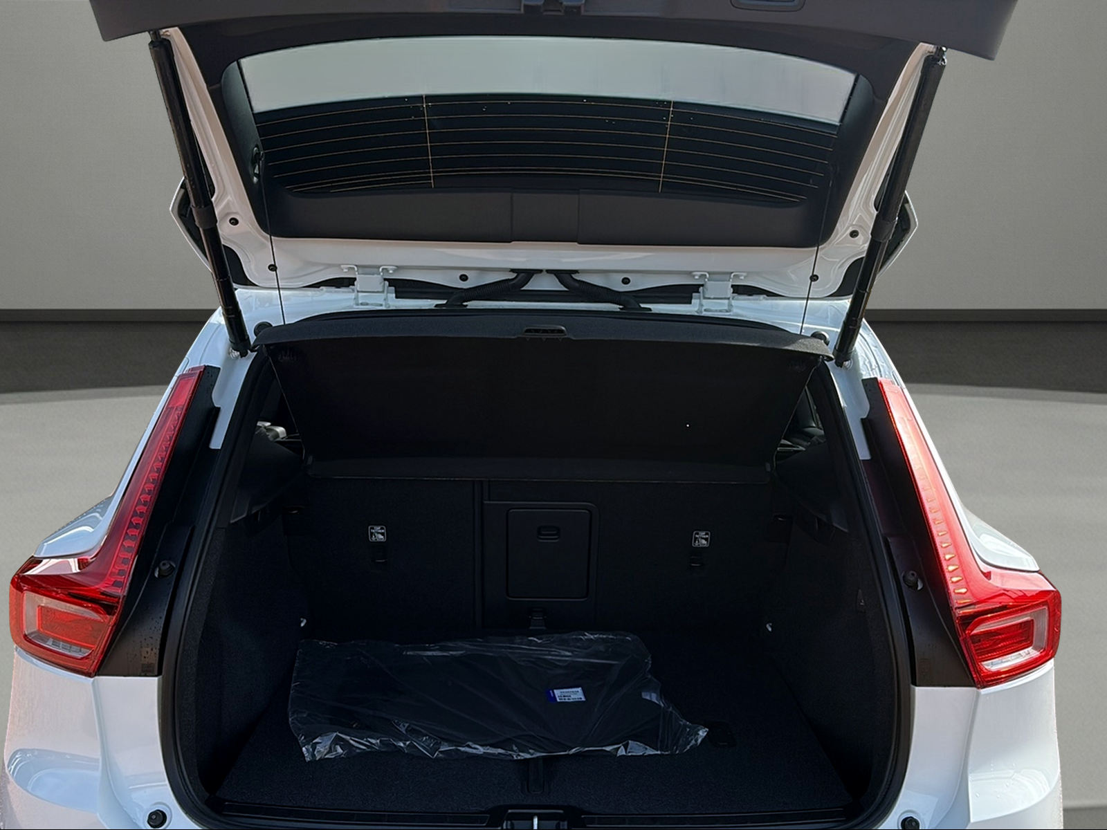 VOLVO XC40 B3 Benzin Mild Hybrid Plus Dark DCT-image-9