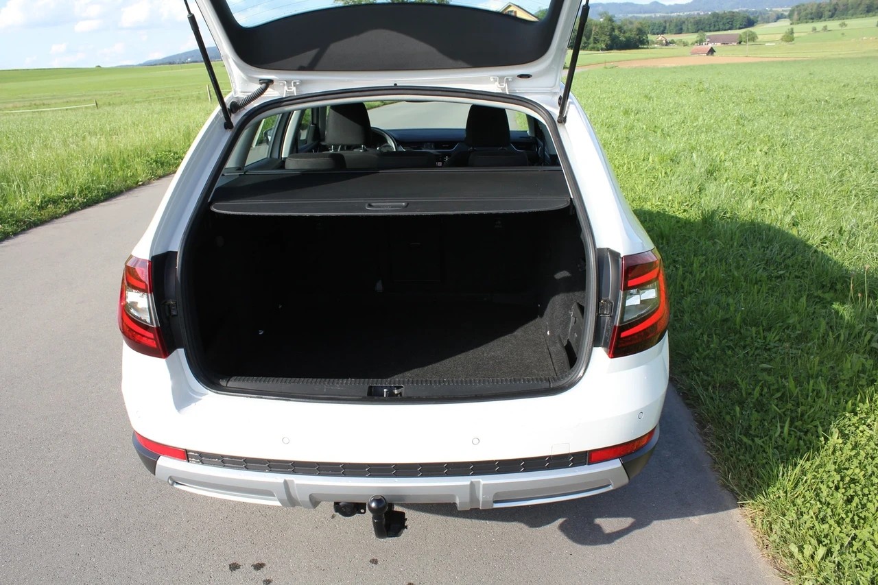 SKODA Octavia Combi 2.0 TDI Scout 4x4 mit Anhängerkupplung-image-6