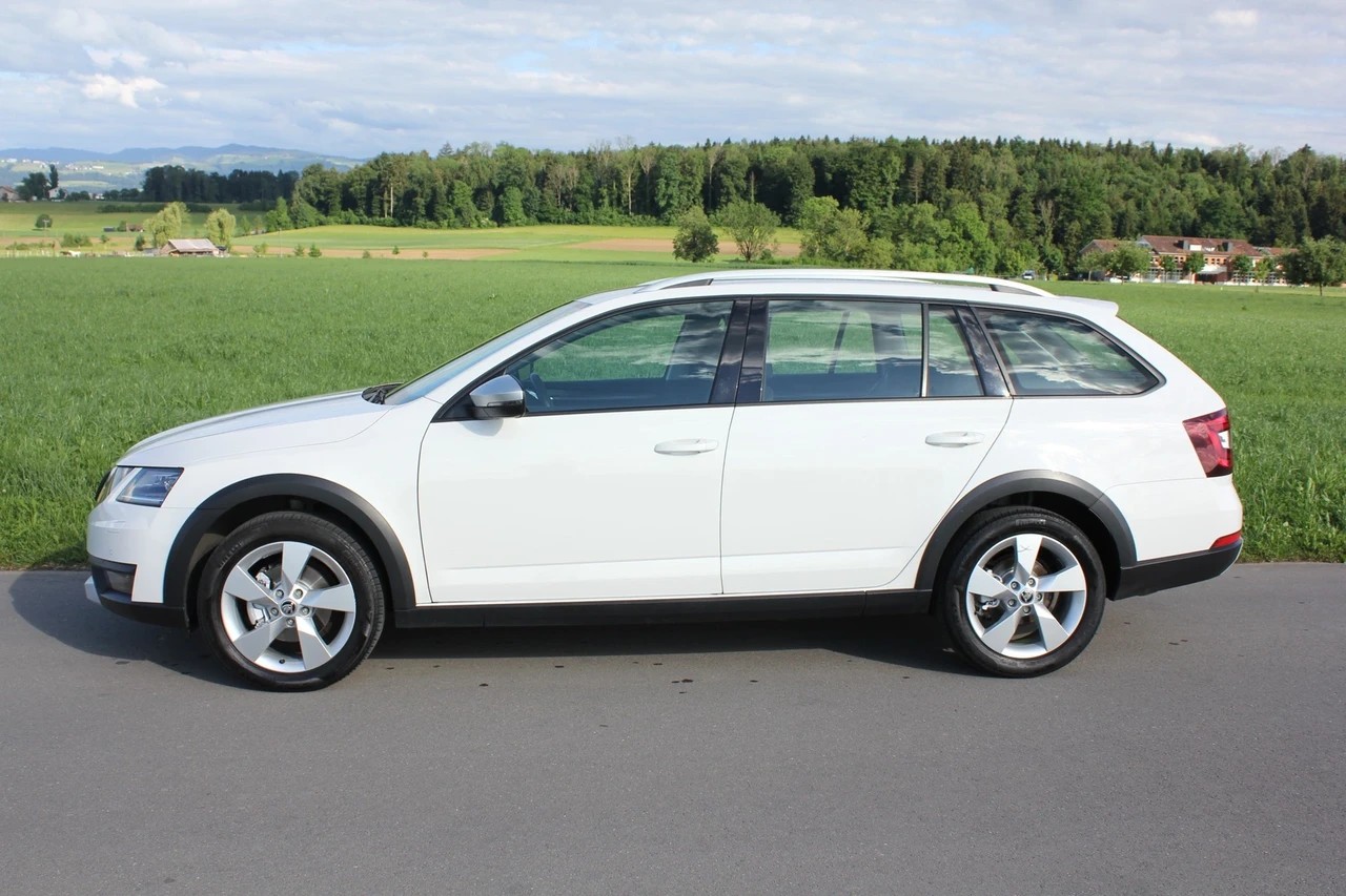 SKODA Octavia Combi 2.0 TDI Scout 4x4 mit Anhängerkupplung-image-4