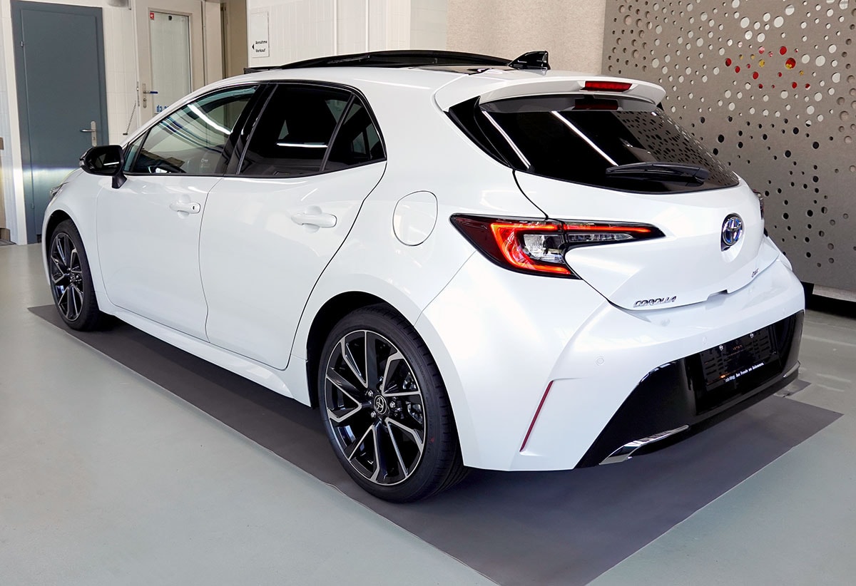 TOYOTA Corolla 2.0 HSD Premiumt e- CVT, Vollleder, Panorama, MJ 2026-showroom-element-2