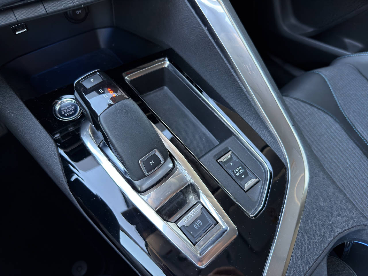 PEUGEOT 3008 1.2 PureTech Allure Pack-image-7