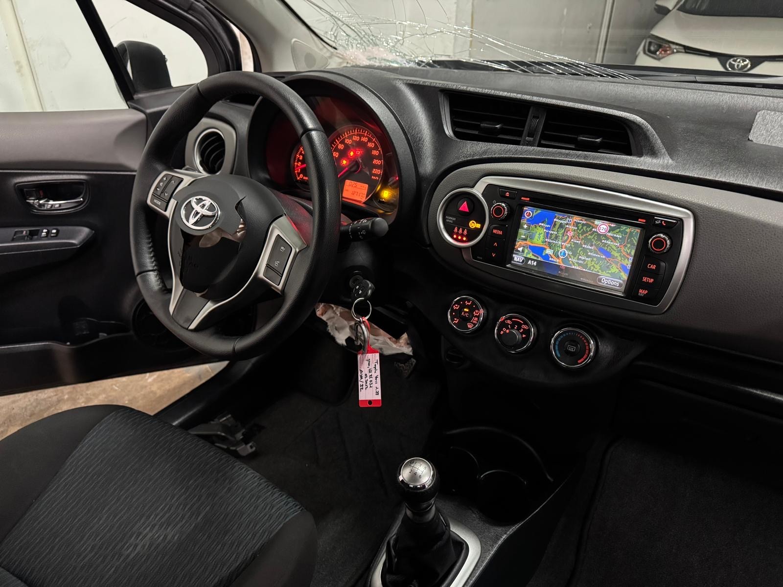 TOYOTA Yaris 1.33 Luna-image-12