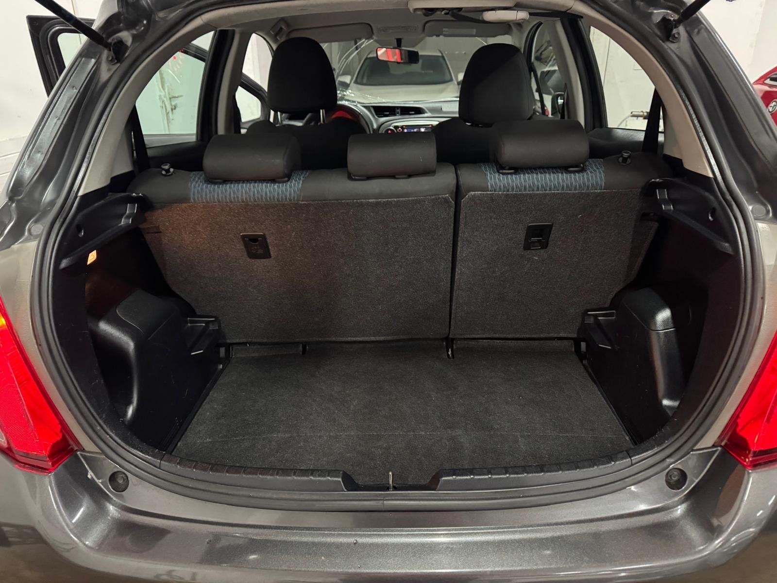 TOYOTA Yaris 1.33 Luna-image-13