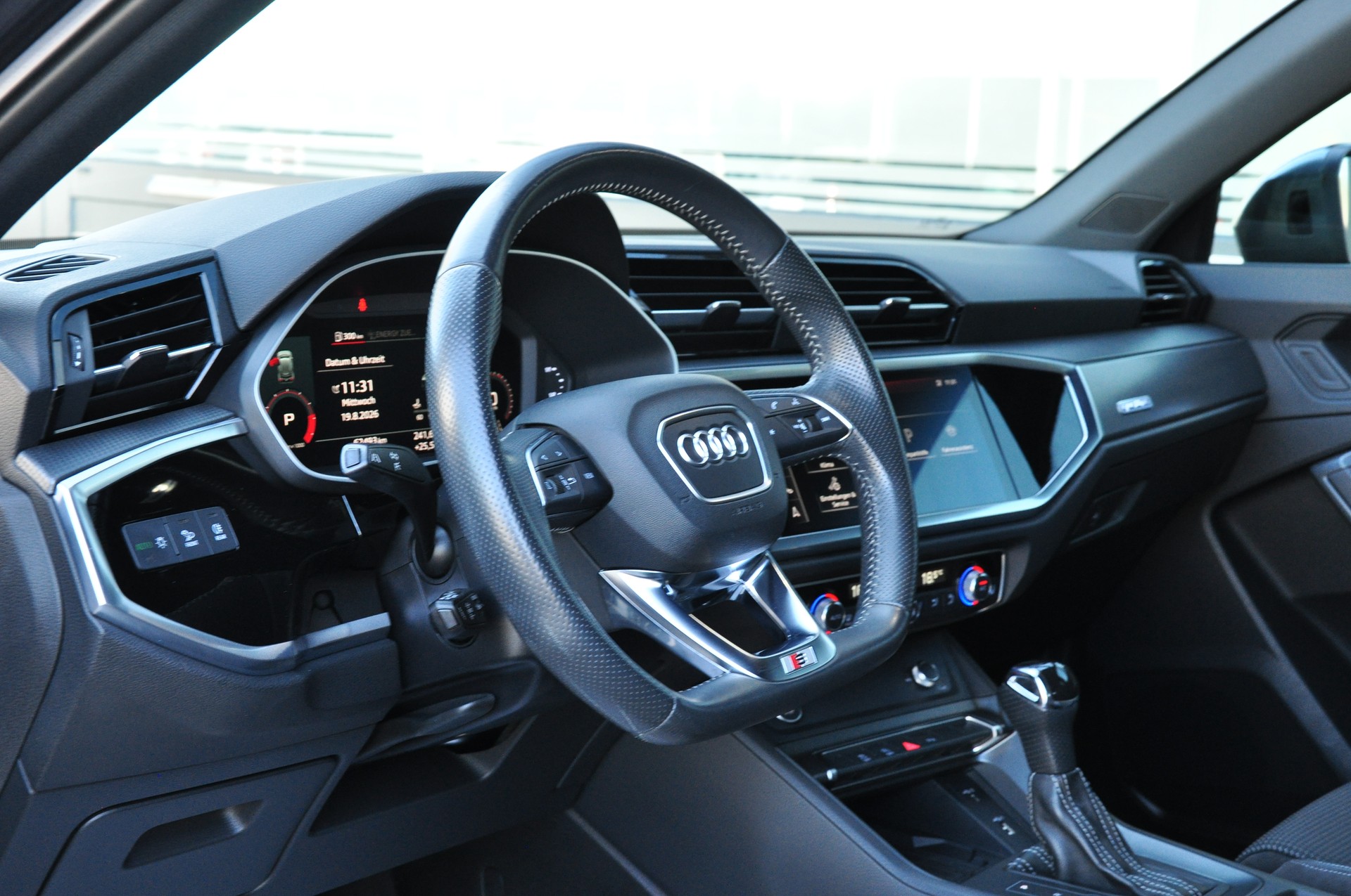 AUDI Q3 45 TFSI S line quattro S-tronic-image-18
