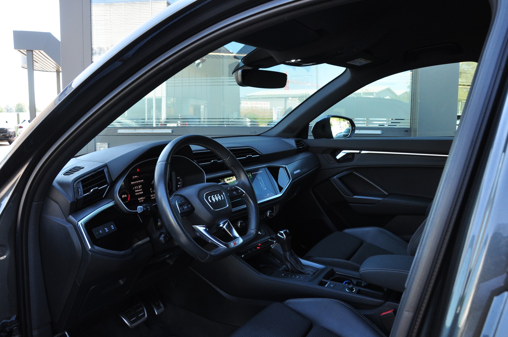AUDI Q3 45 TFSI S line quattro S-tronic-image-13