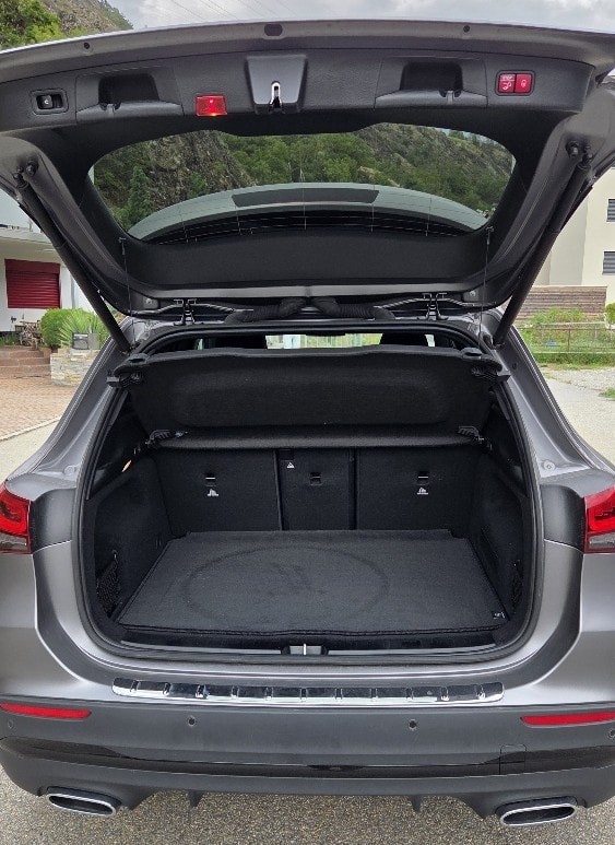 MERCEDES-BENZ GLA 250 AMG Line 4matic-image-4