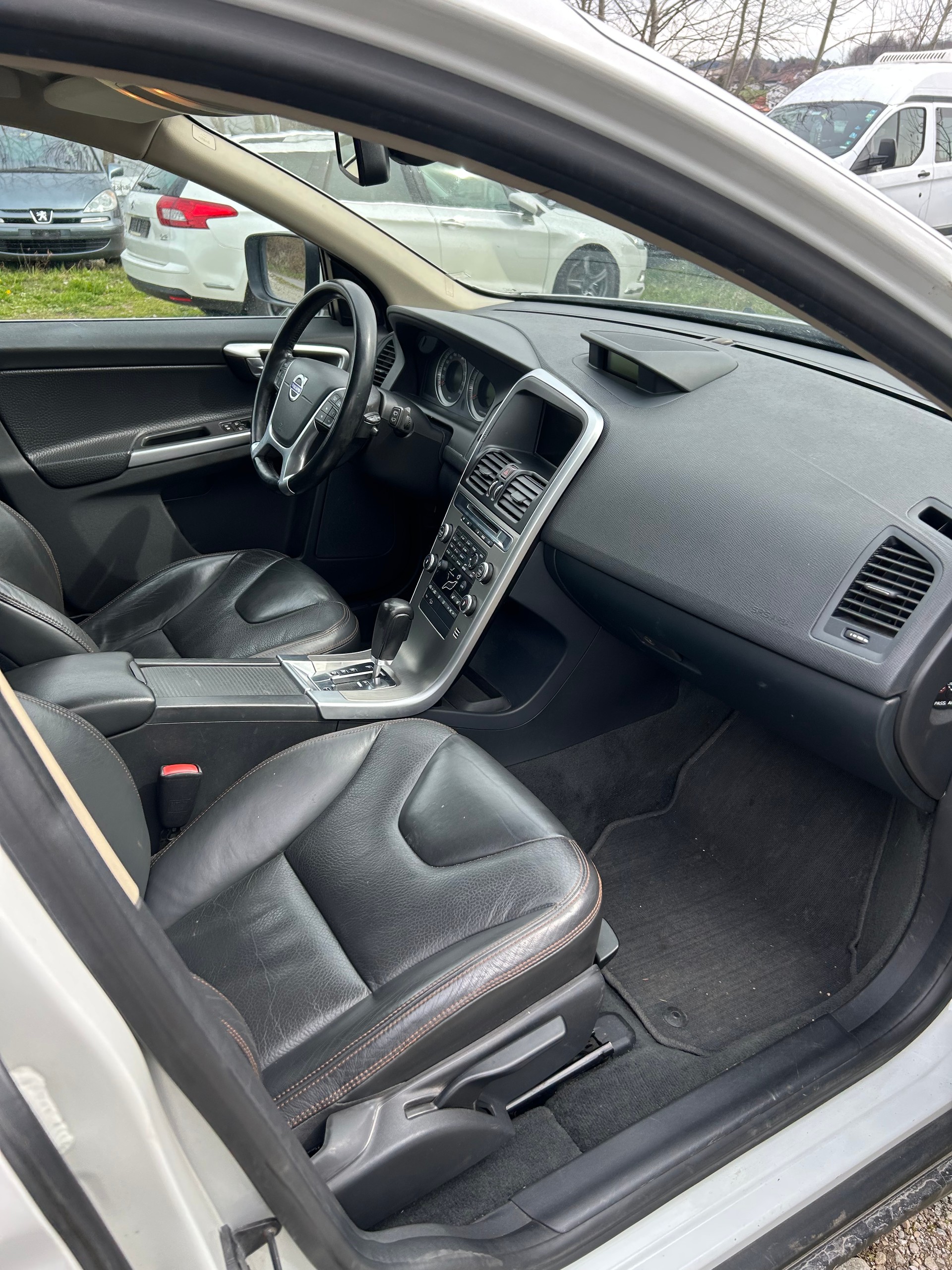 VOLVO V60 D4 Geartronic-image-3