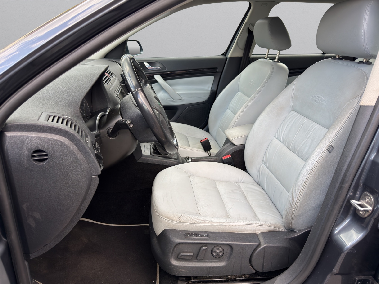 SKODA Octavia Combi 2.0 TDI 140 DPF L & K 4x4-image-11