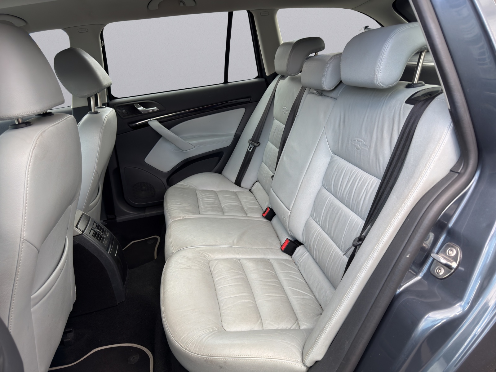 SKODA Octavia Combi 2.0 TDI 140 DPF L & K 4x4-image-14