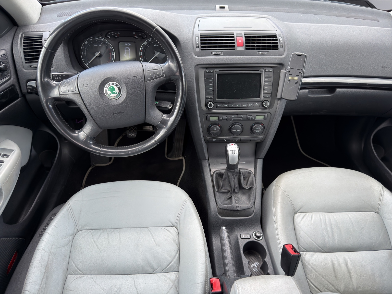 SKODA Octavia Combi 2.0 TDI 140 DPF L & K 4x4-image-9