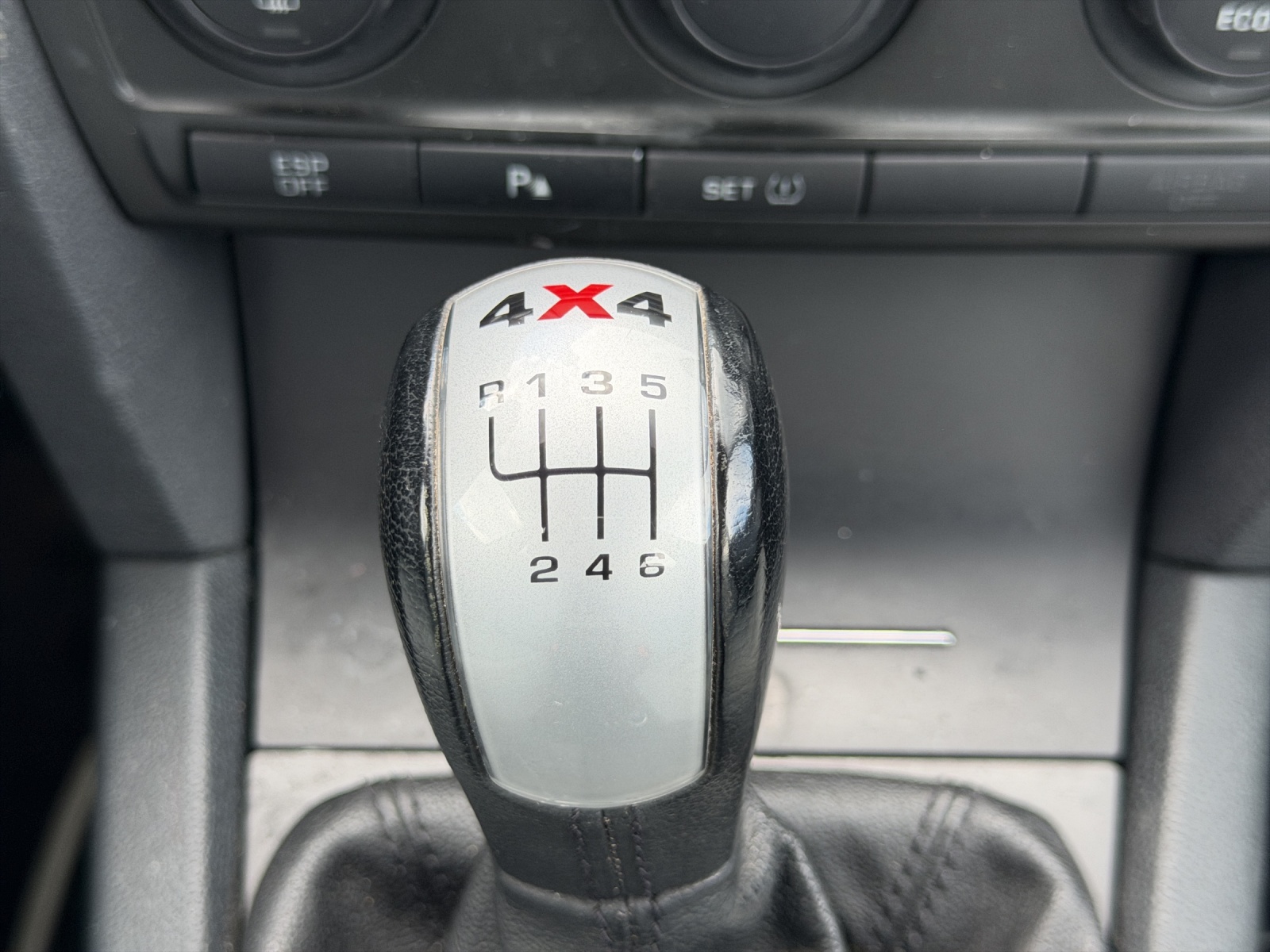 SKODA Octavia Combi 2.0 TDI 140 DPF L & K 4x4-image-13