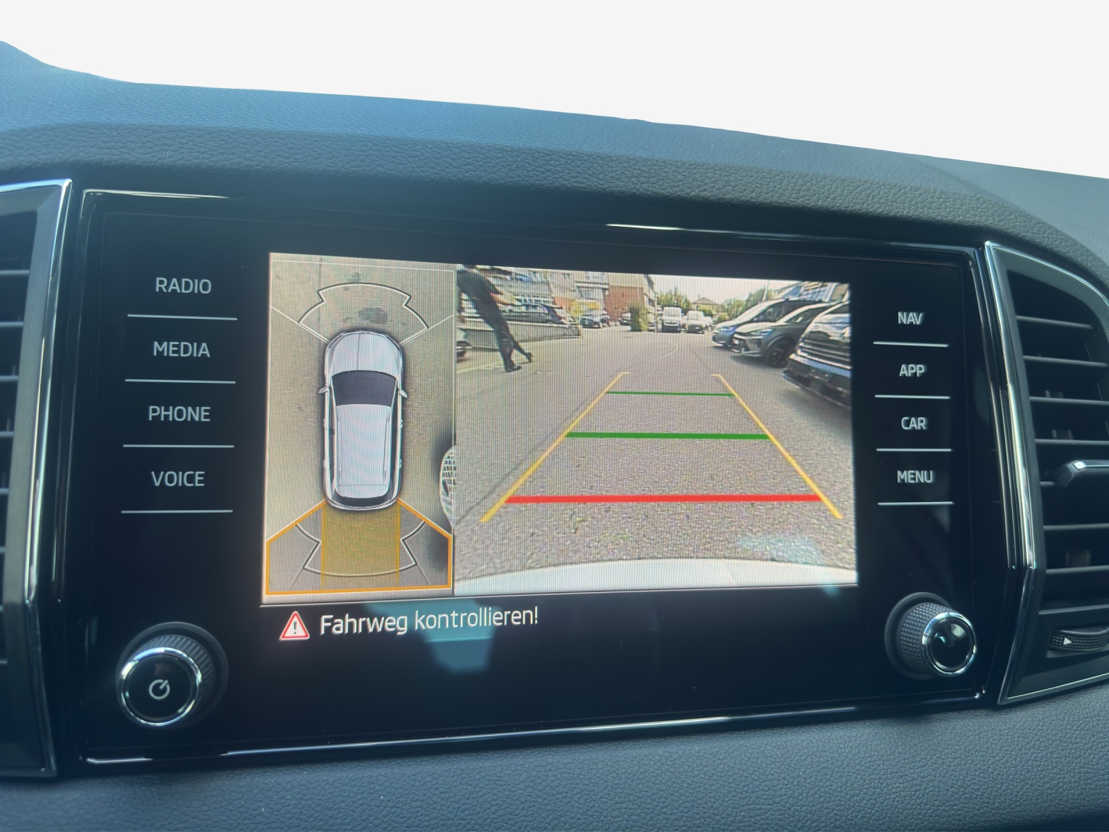 SKODA Karoq 1.5 TSI Dynamic DSG-image-15