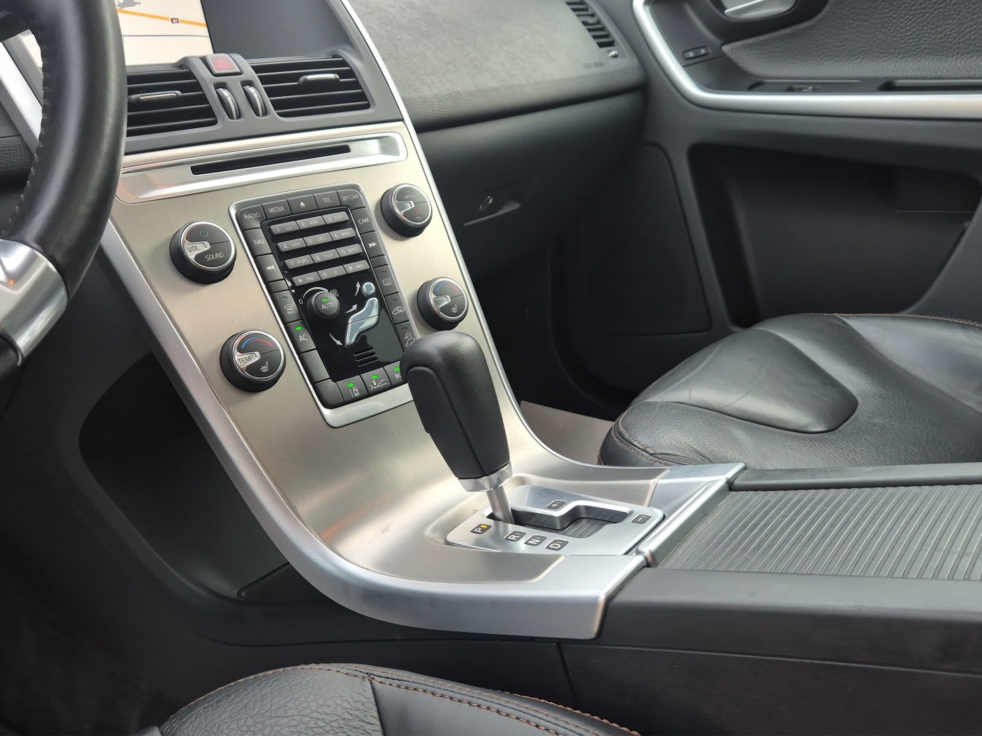 VOLVO XC60 T6 AWD Summum Geartronic-image-23