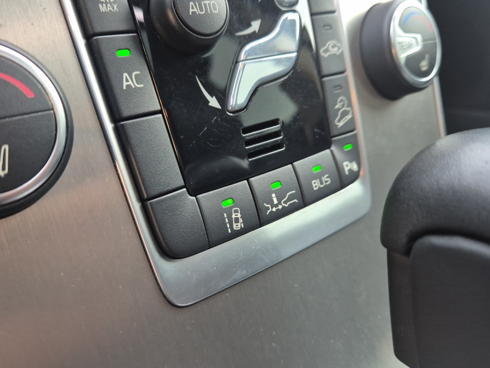 VOLVO XC60 T6 AWD Summum Geartronic-image-25